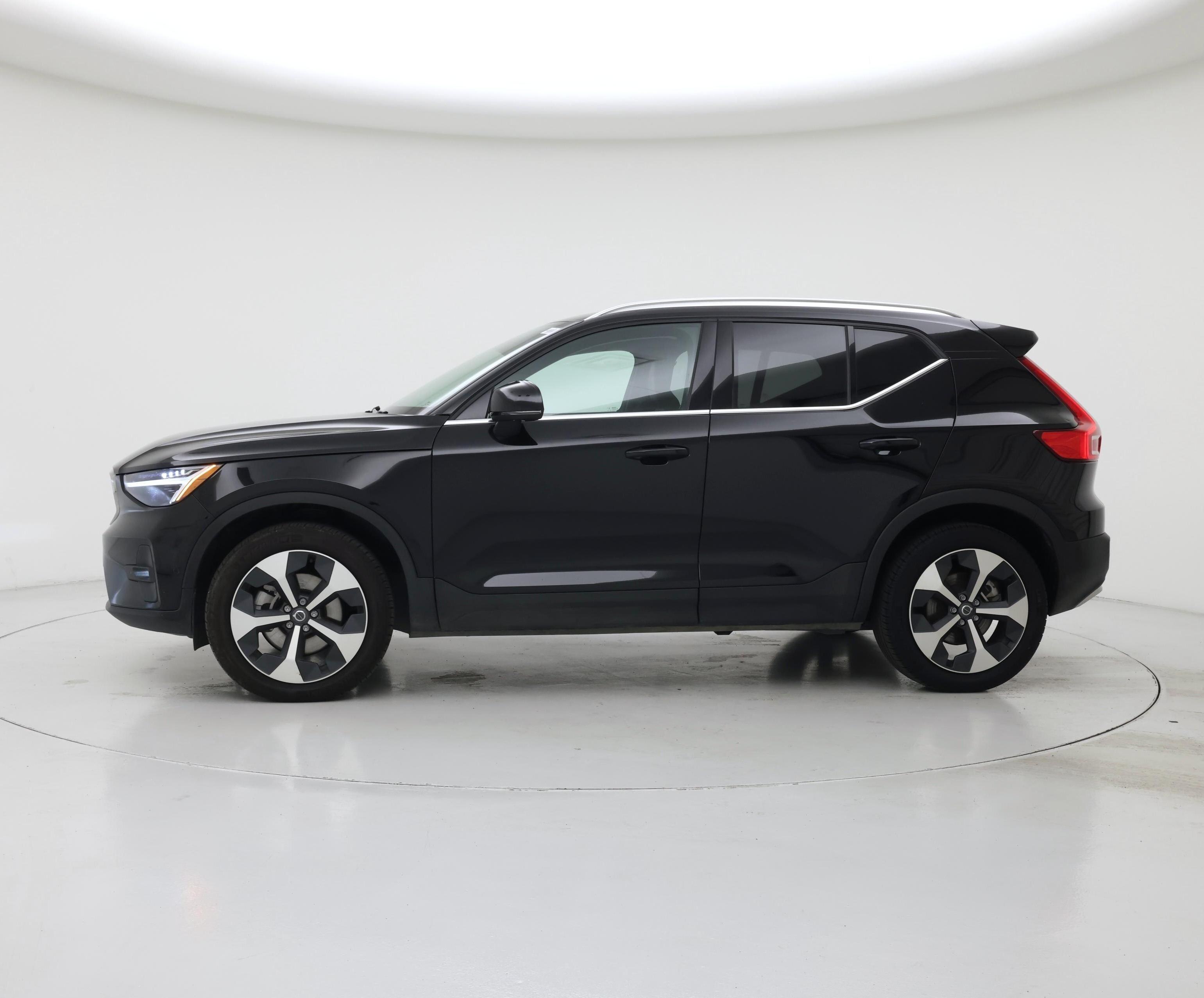 Thumbnail: 2025 Volvo XC40 - 3
