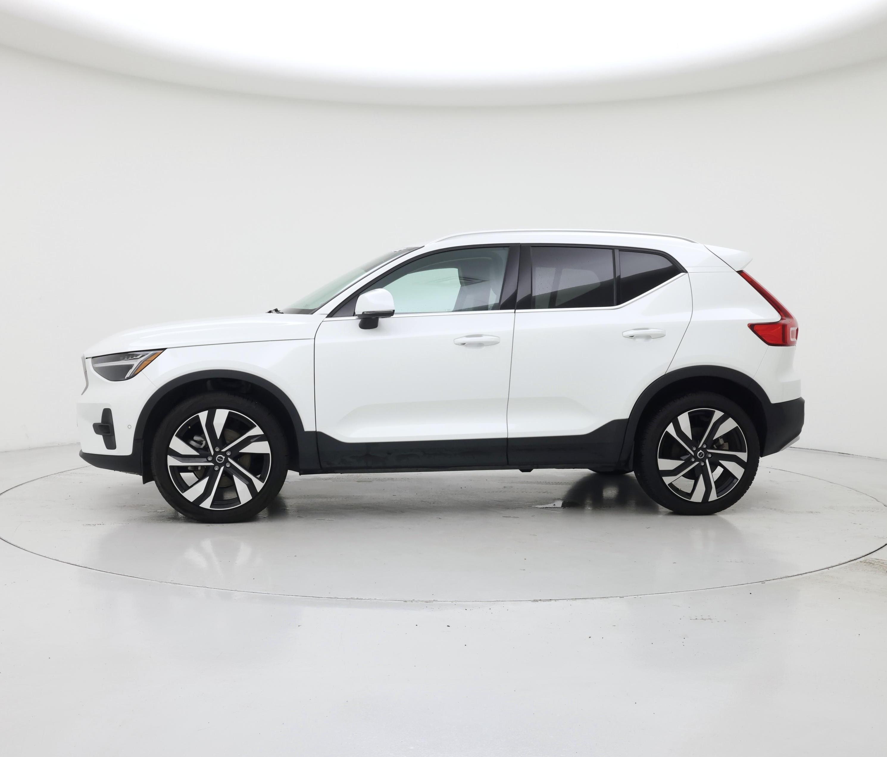 Thumbnail: 2025 Volvo XC40 - 3