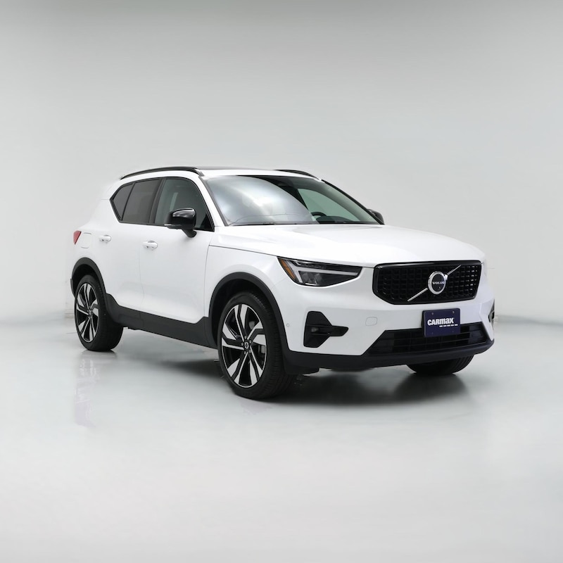 2025 Volvo XC40 B5 Plus Dark Theme