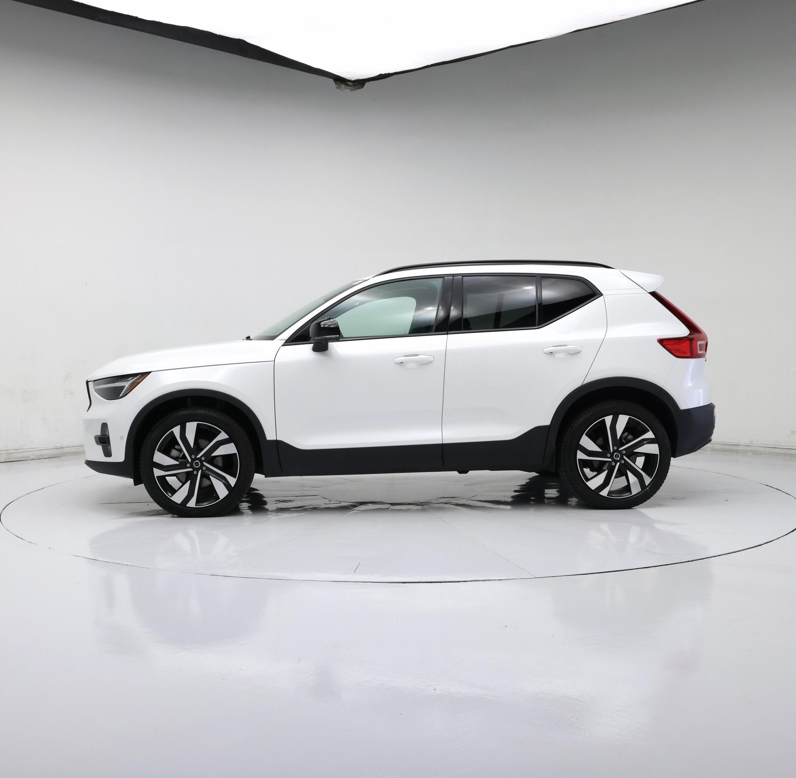 Thumbnail: 2025 Volvo XC40 - 3