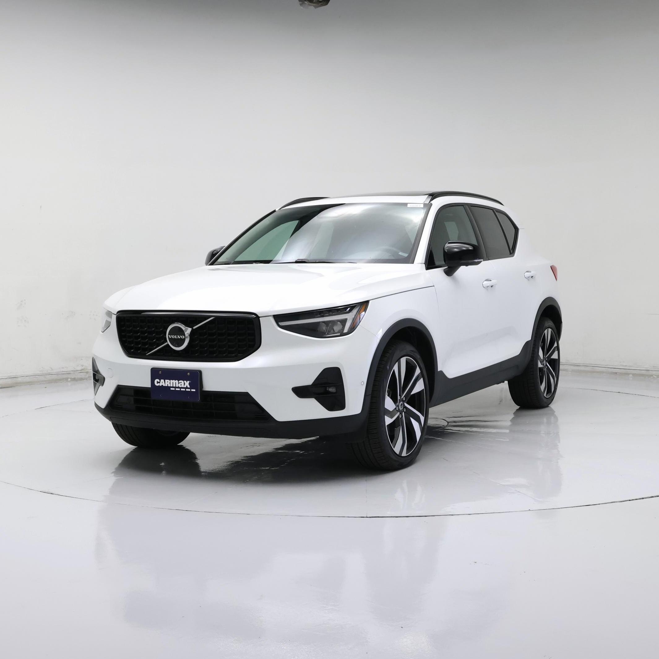 Thumbnail: 2025 Volvo XC40 - 4
