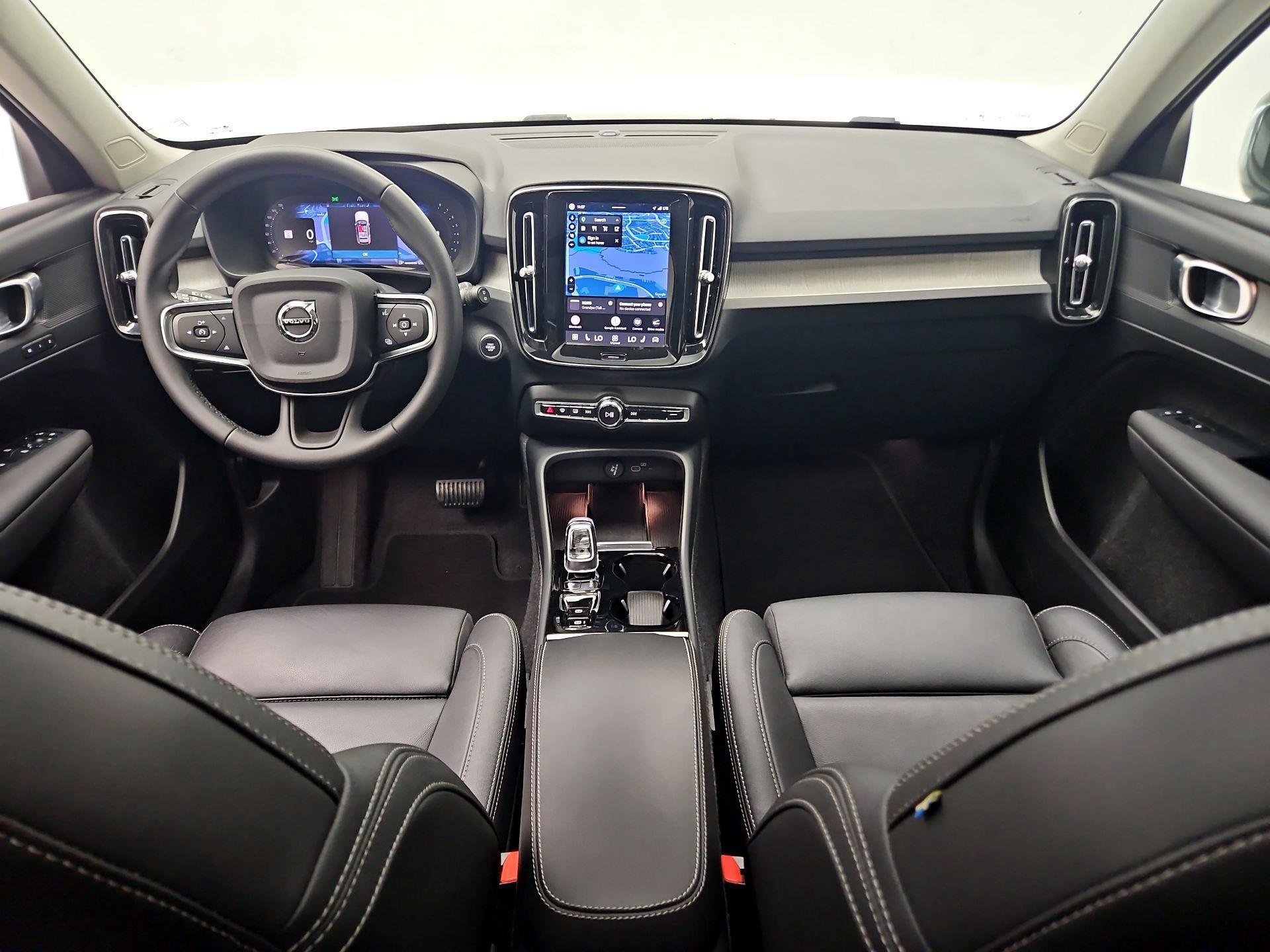 Thumbnail: 2025 Volvo XC40 - 9