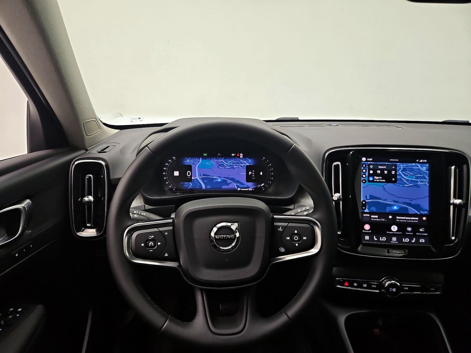 2025 Volvo XC40 Plus - Photo 11