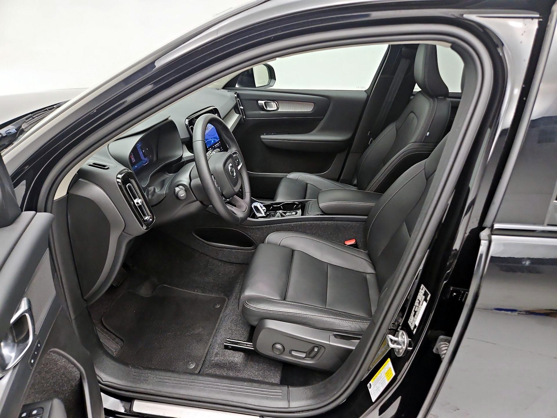 Thumbnail: 2025 Volvo XC40 - 11