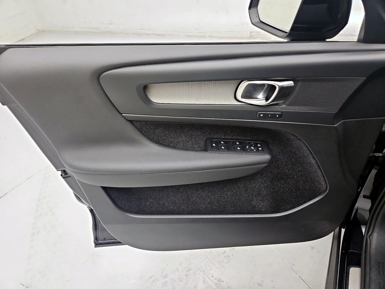 2025 Volvo XC40 Plus - Photo 13