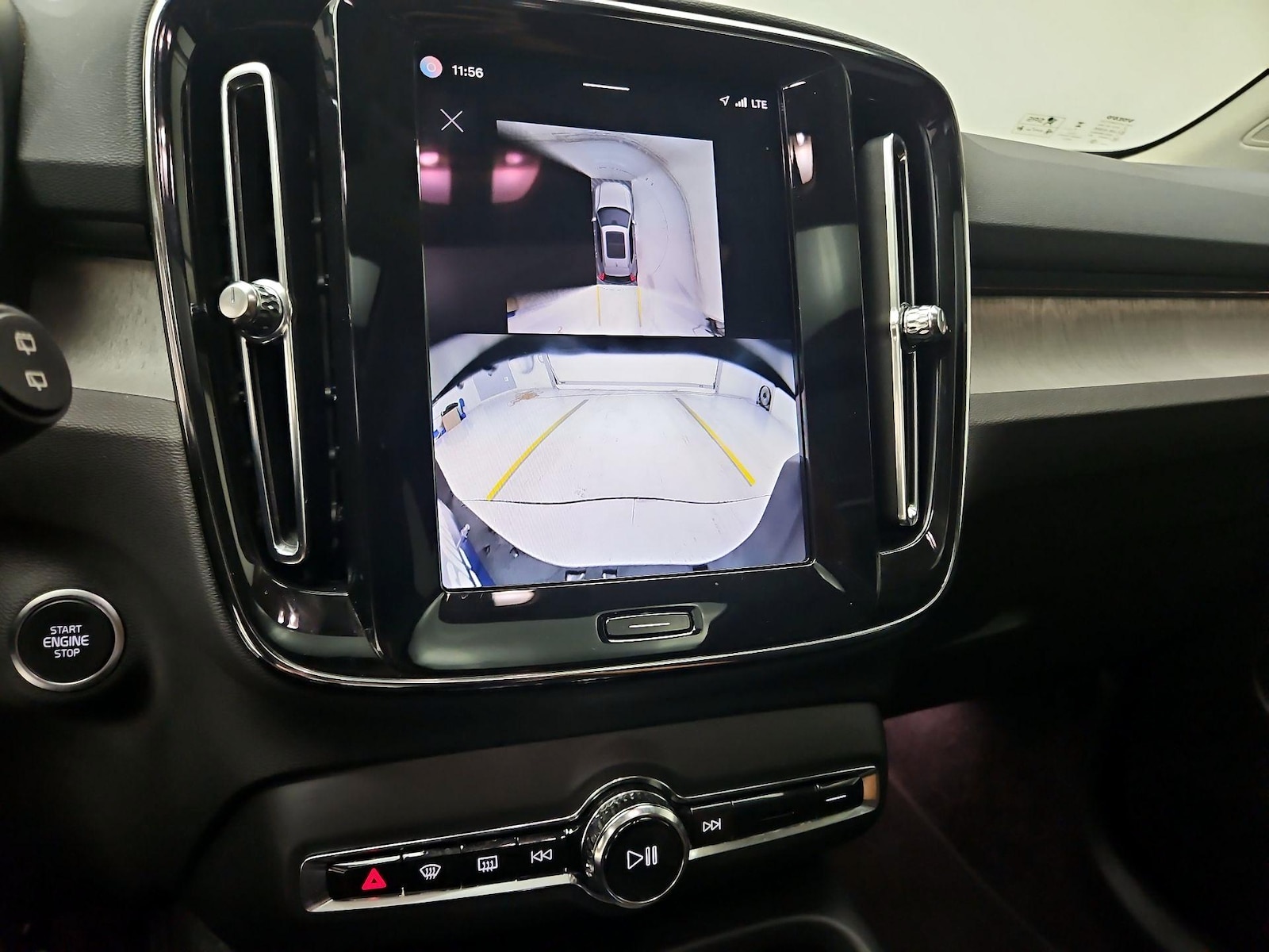 2025 Volvo XC40 Plus - Photo 16