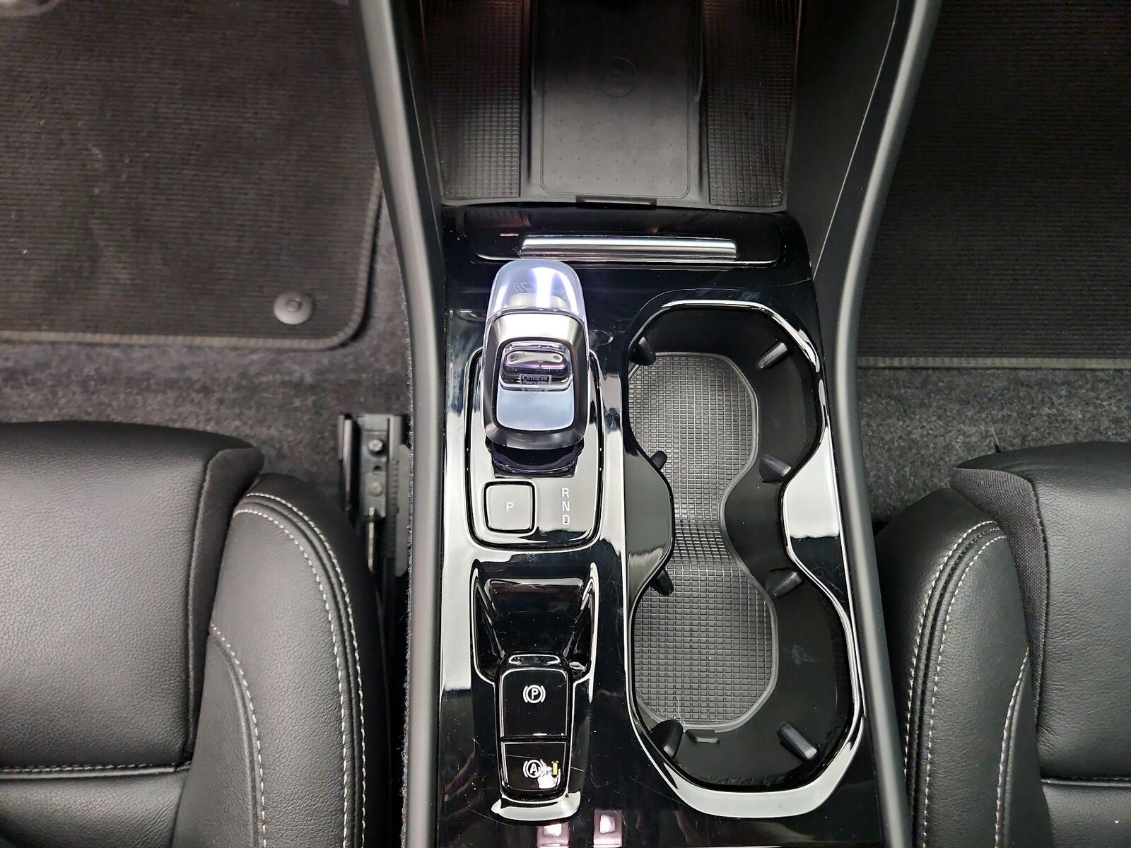 2025 Volvo XC40 Plus - Photo 19