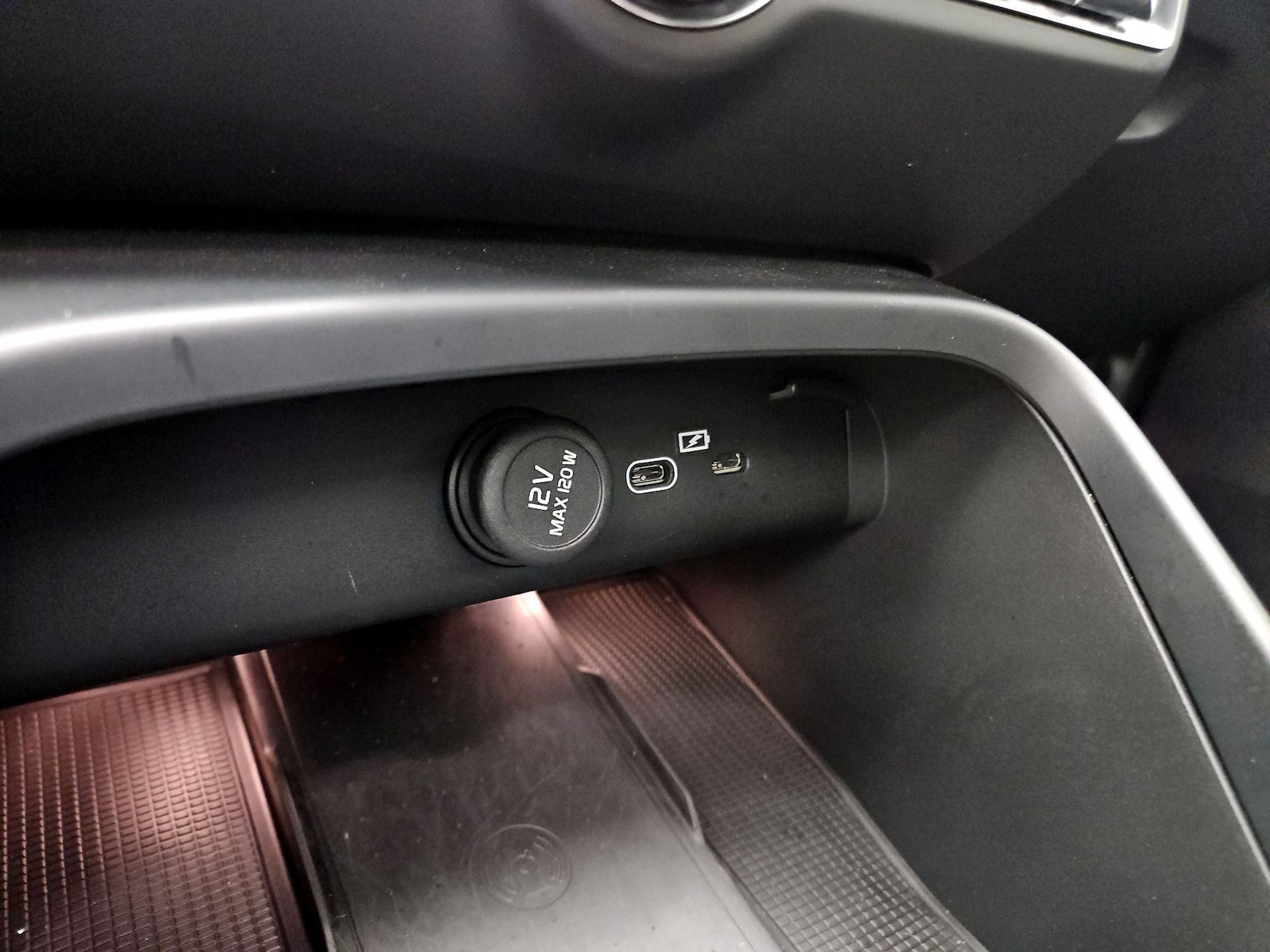 2025 Volvo XC40 Plus - Photo 20