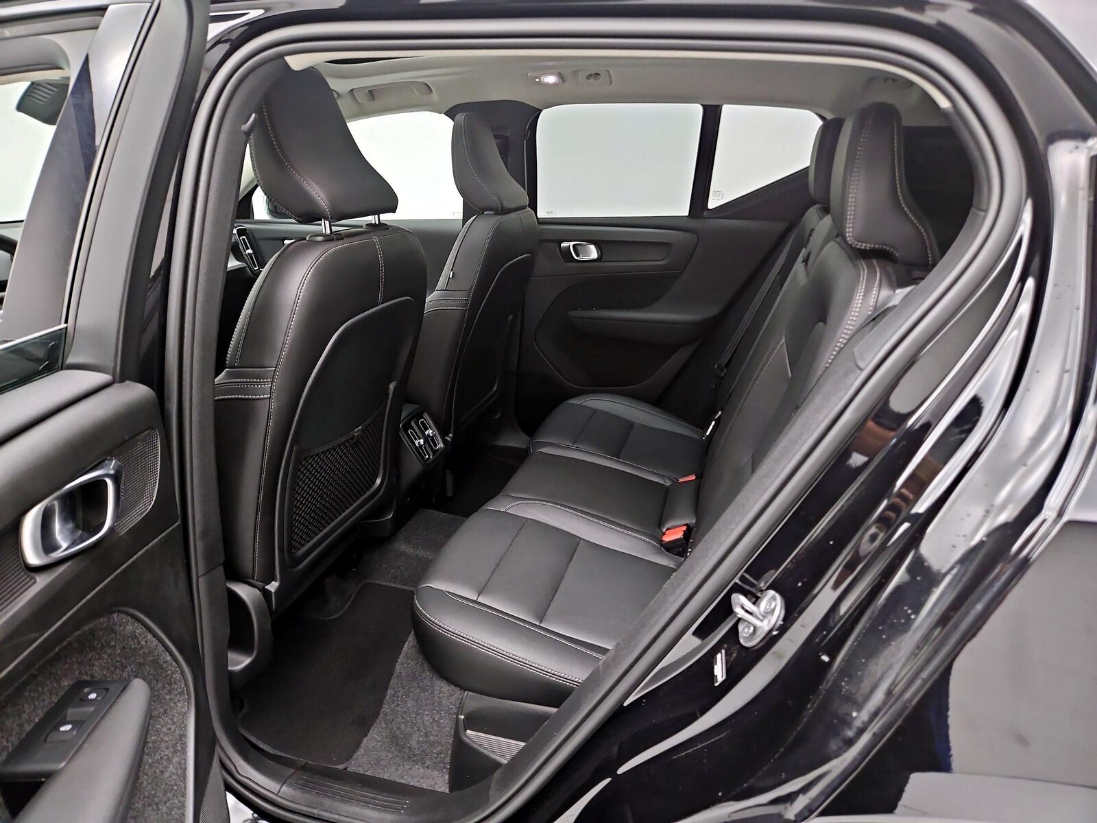 2025 Volvo XC40 Plus - Photo 22