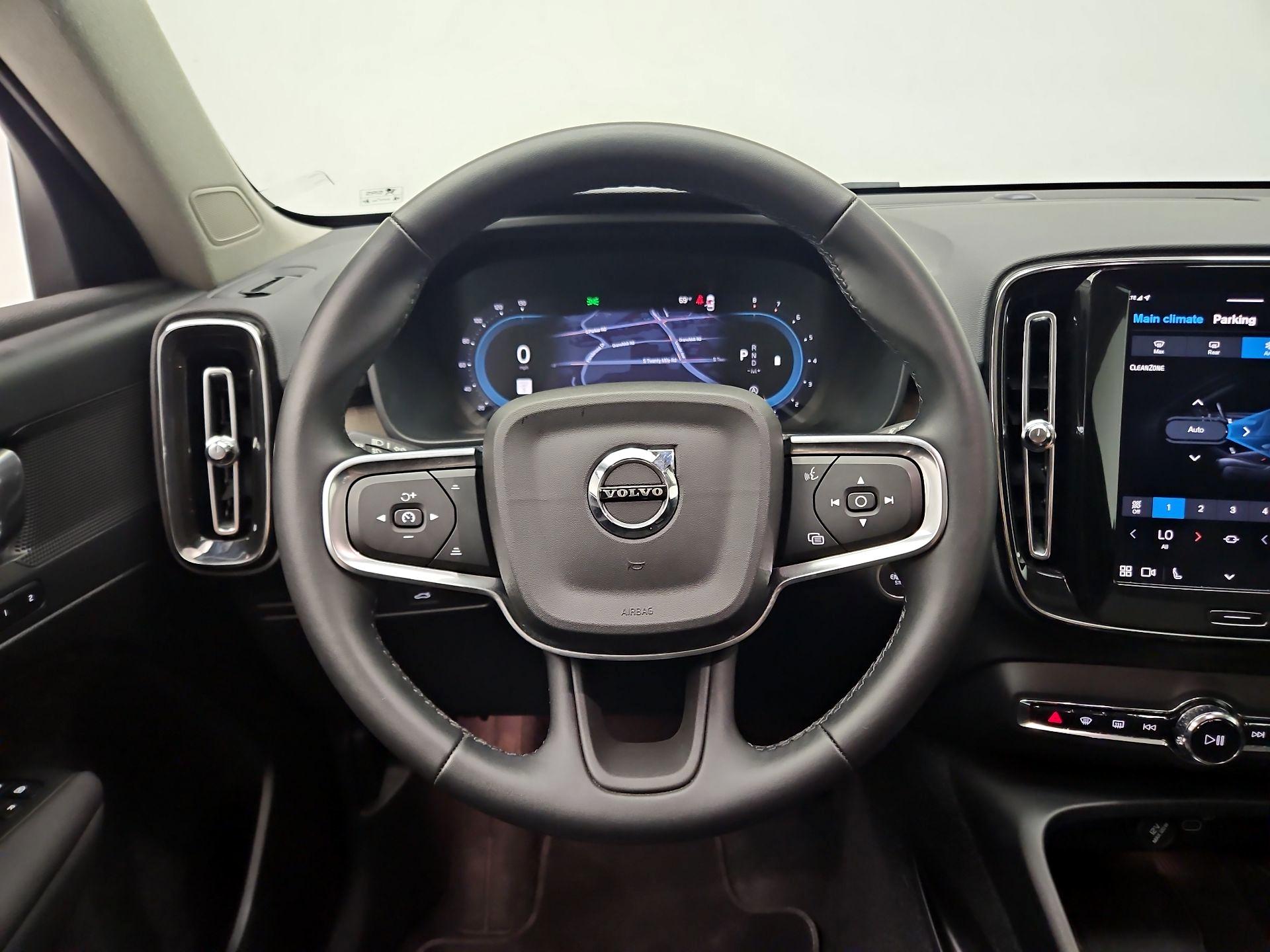Thumbnail: 2025 Volvo XC40 - 10