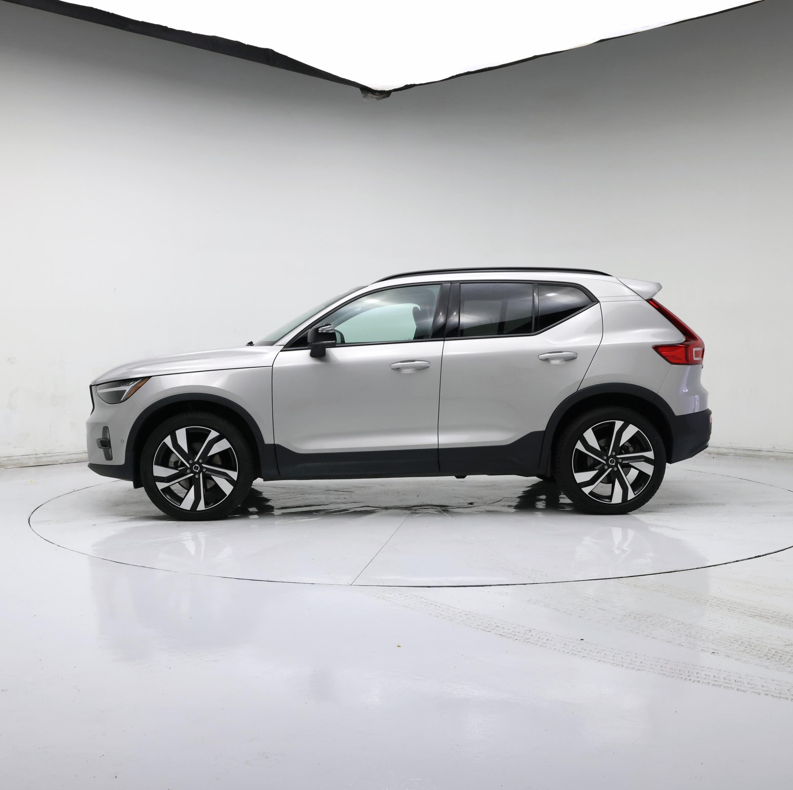 Thumbnail: 2025 Volvo XC40 - 3