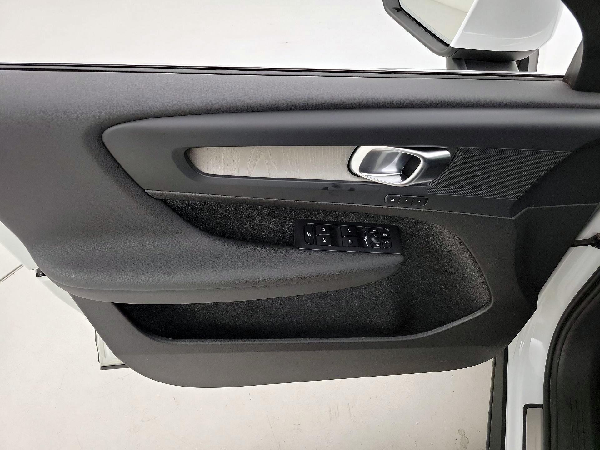 Thumbnail: 2025 Volvo XC40 - 12