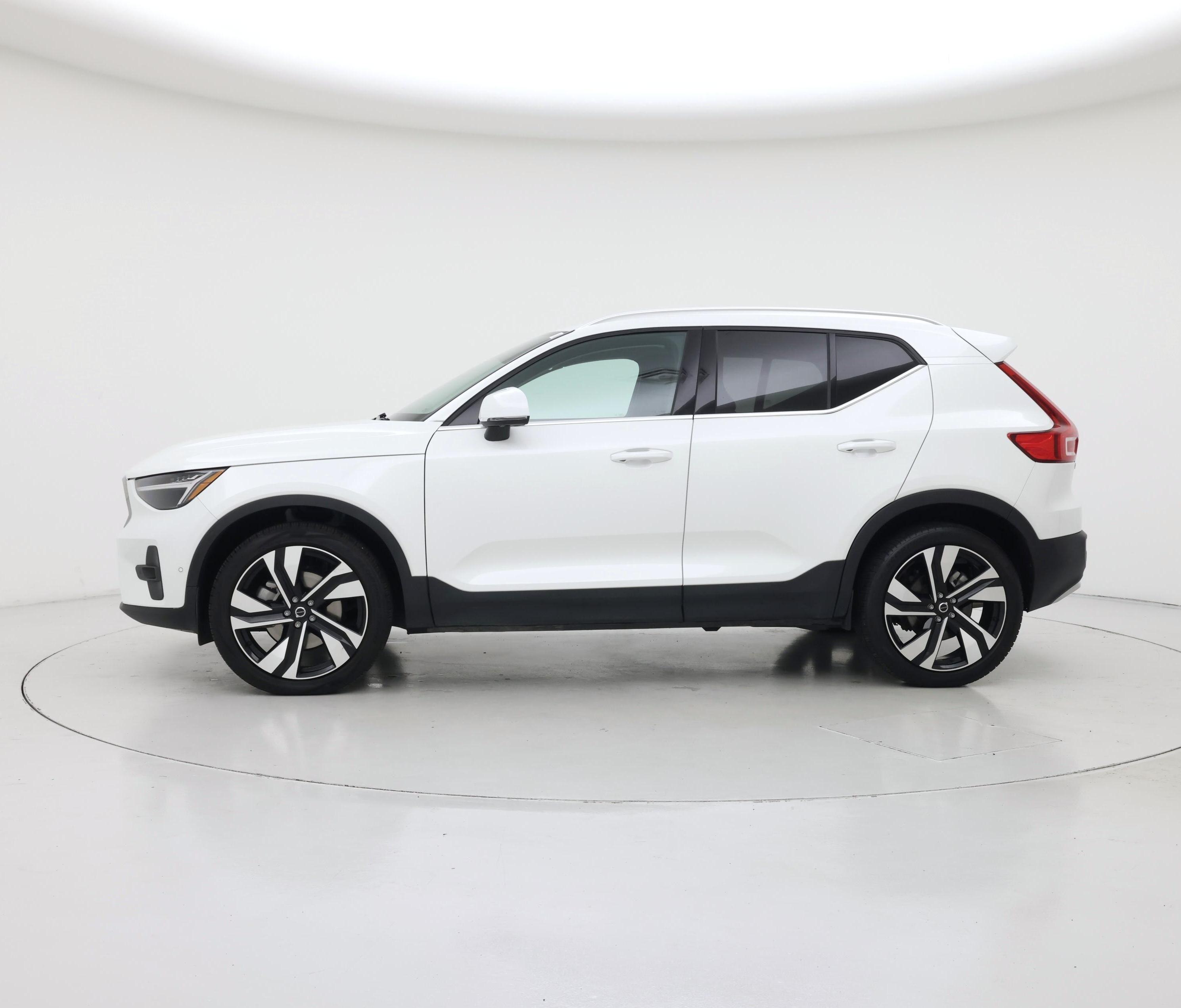 Thumbnail: 2025 Volvo XC40 - 3