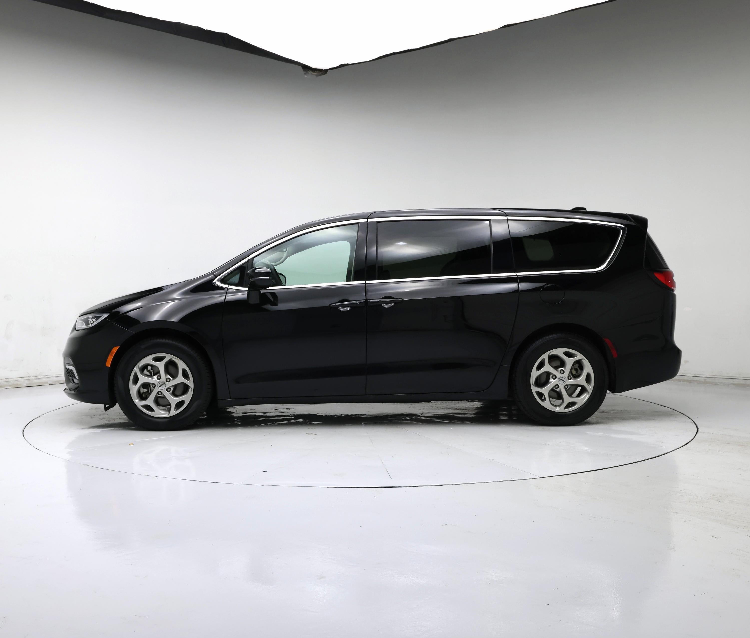 Thumbnail: 2024 Chrysler Pacifica - 3