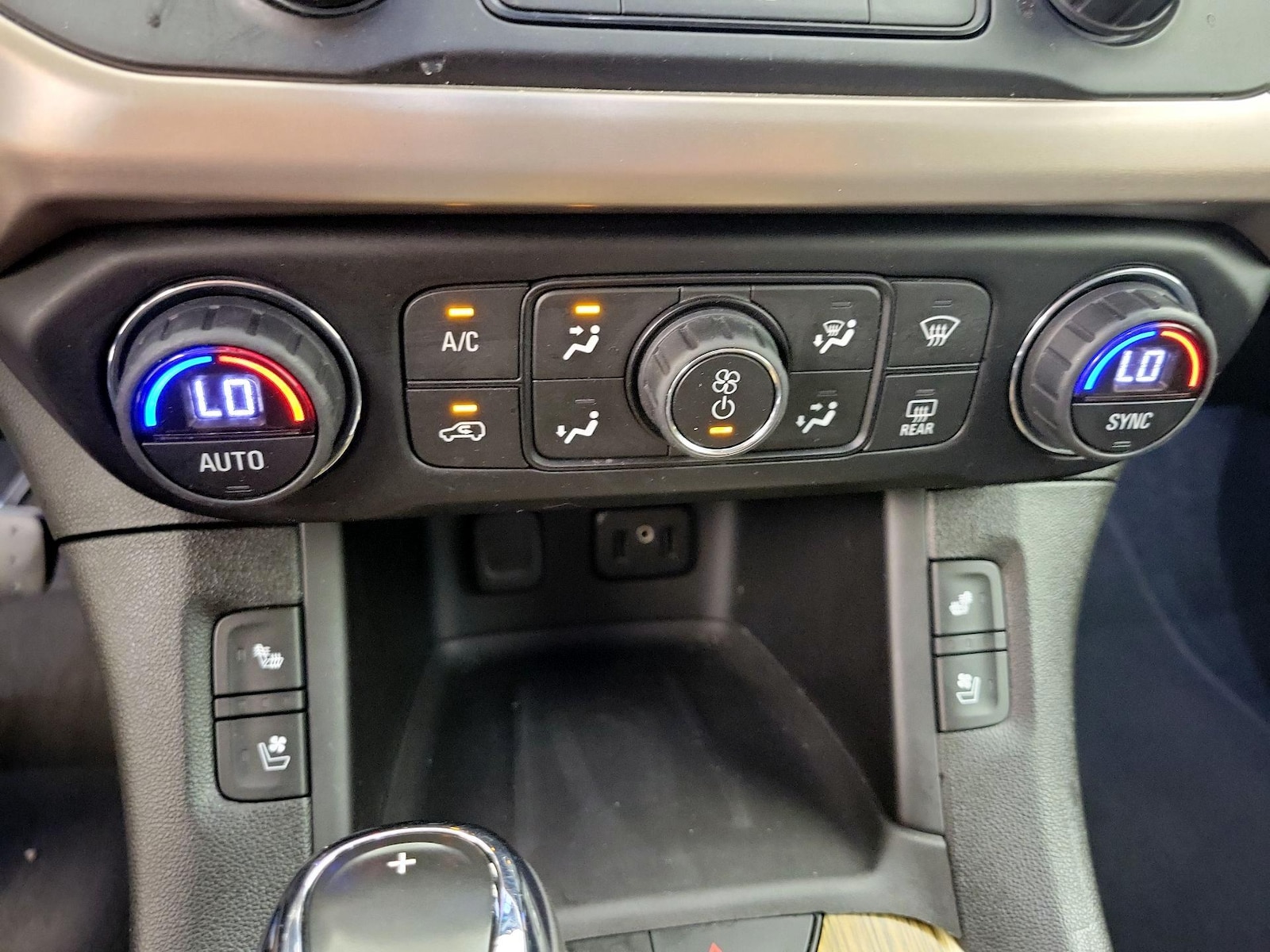 2017 GMC Acadia Denali - Photo 18