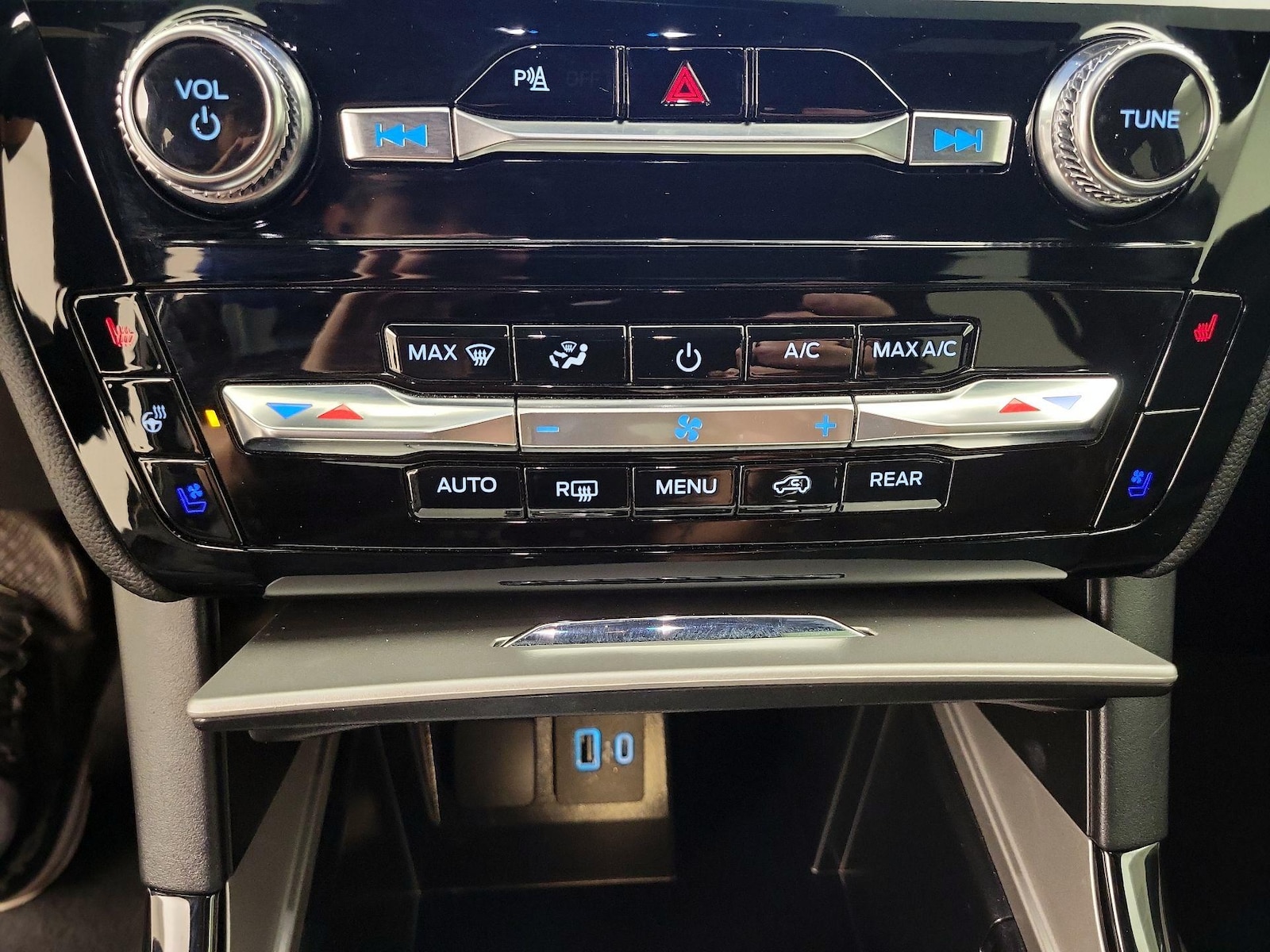 2024 Ford Explorer ST - Photo 18