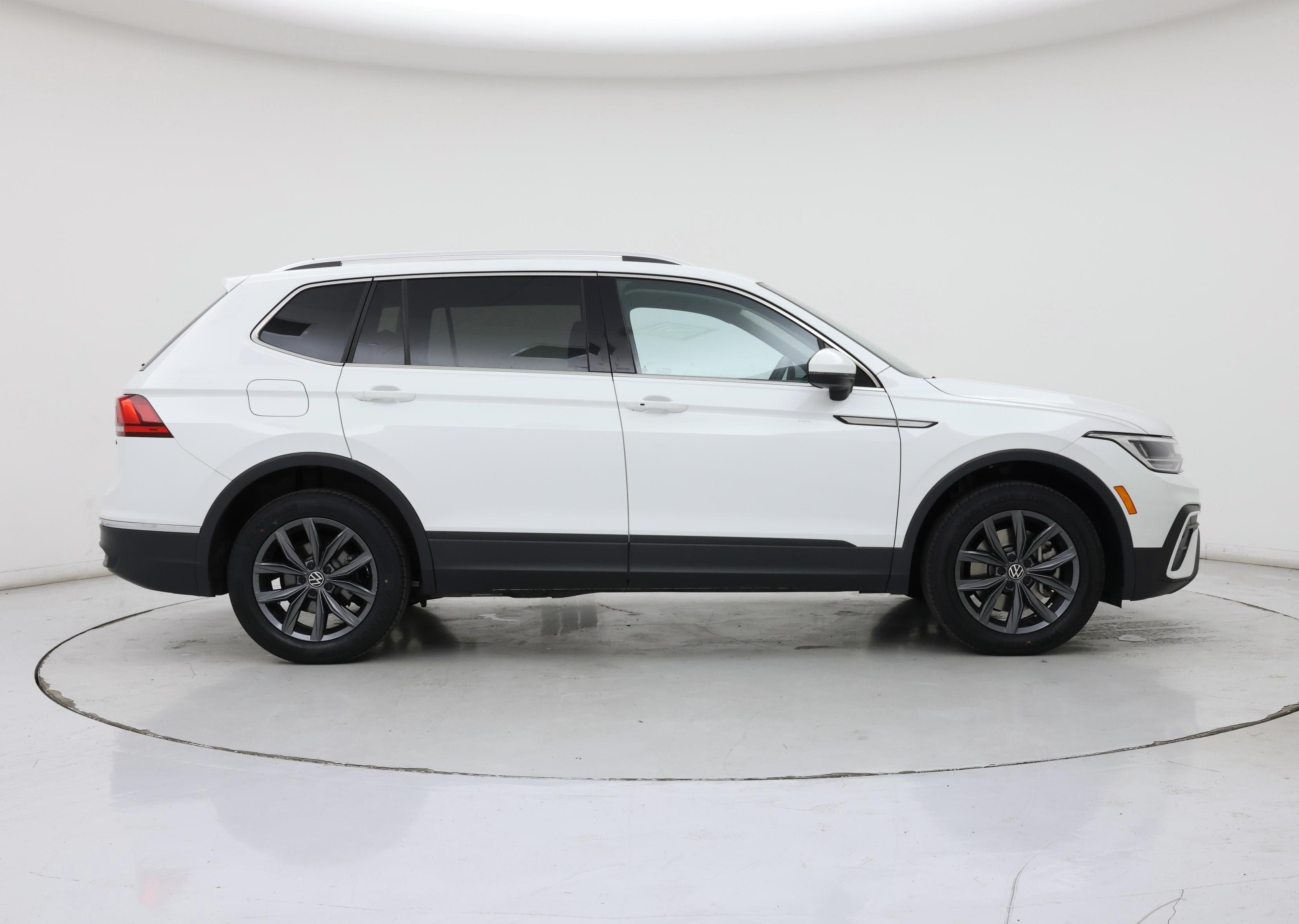 Thumbnail: 2022 Volkswagen Tiguan - 7