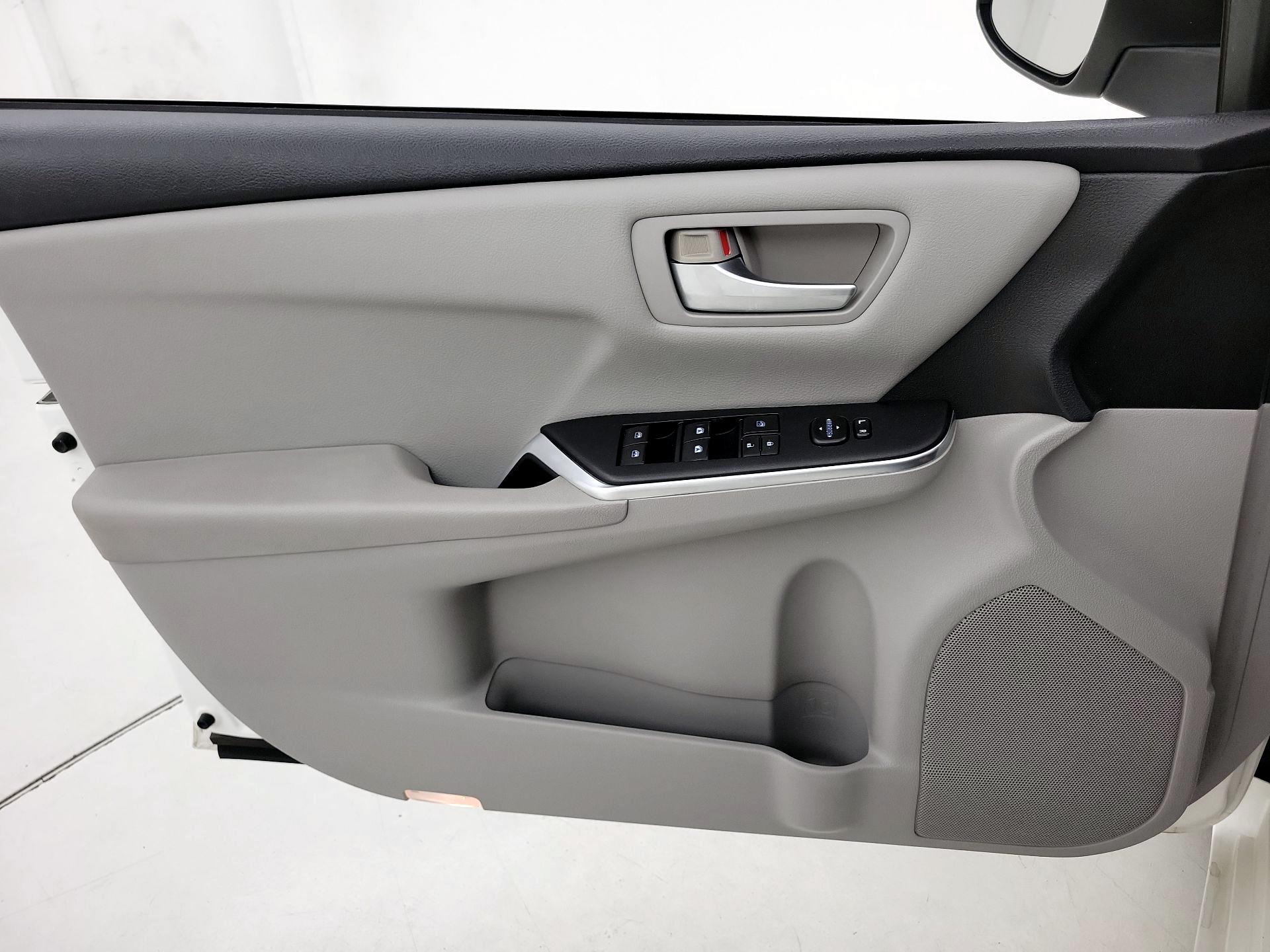 Thumbnail: 2016 Toyota Camry - 12