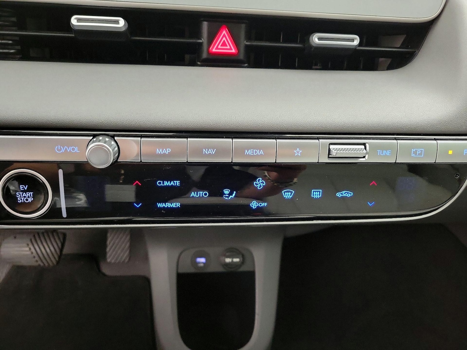 2024 Hyundai IONIQ 5 Limited - Photo 18