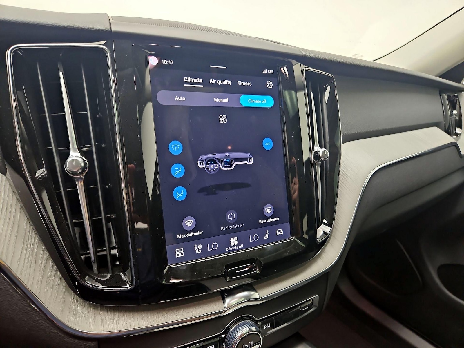 2025 Volvo XC60 Plus - Photo 17