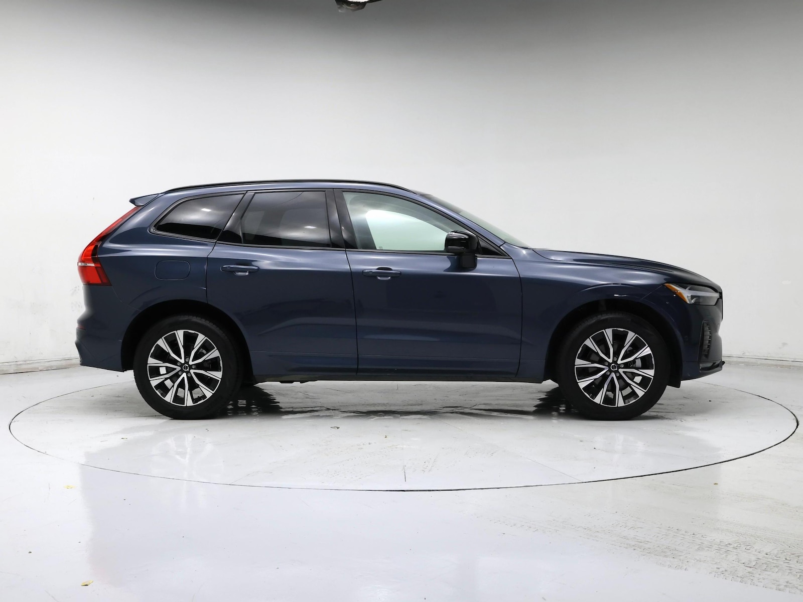 2025 Volvo XC60 Plus - Photo 8