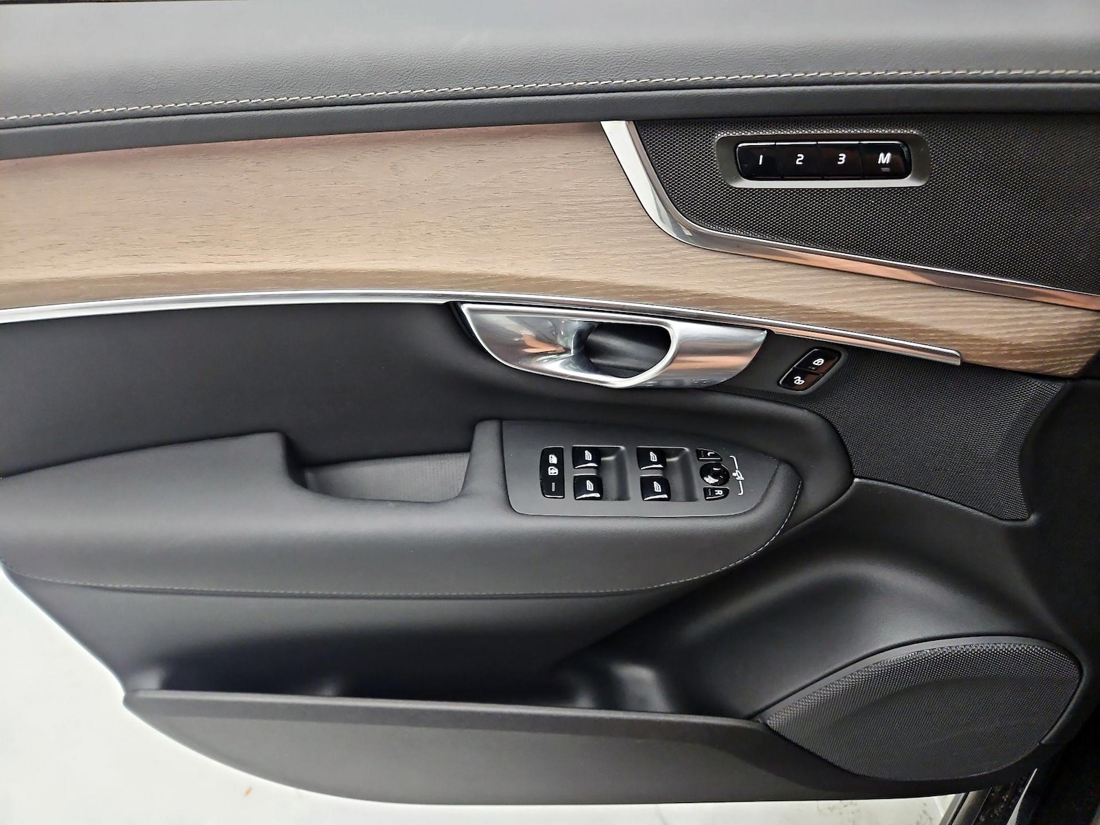 2025 Volvo XC90 Plus - Photo 13