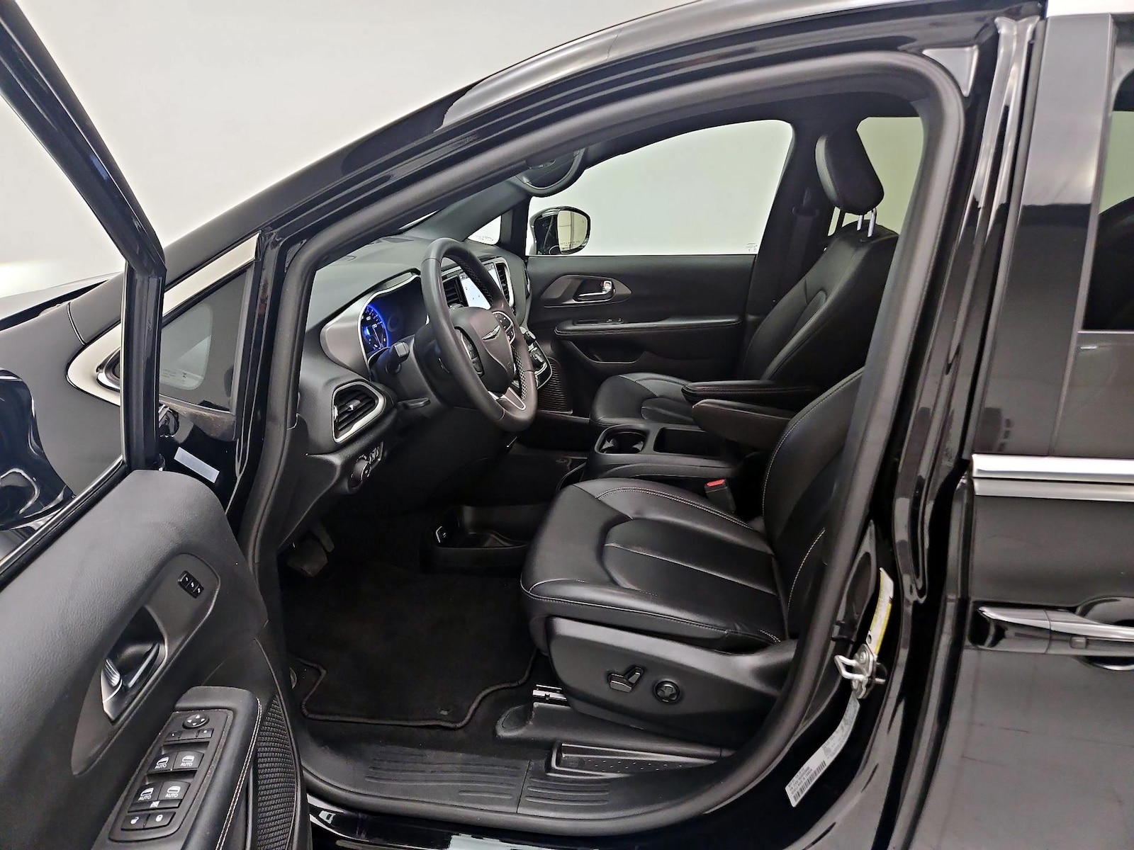 2025 Chrysler Pacifica Select - Photo 12