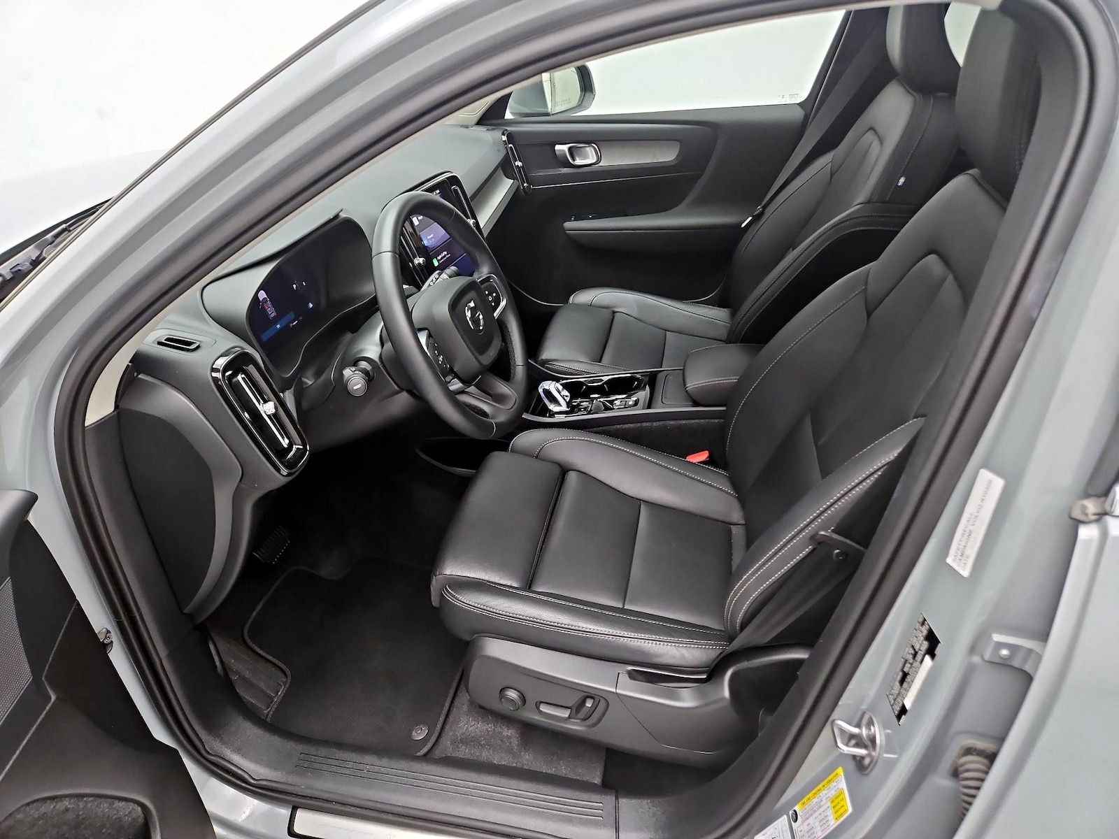 2025 Volvo XC40 Plus - Photo 12