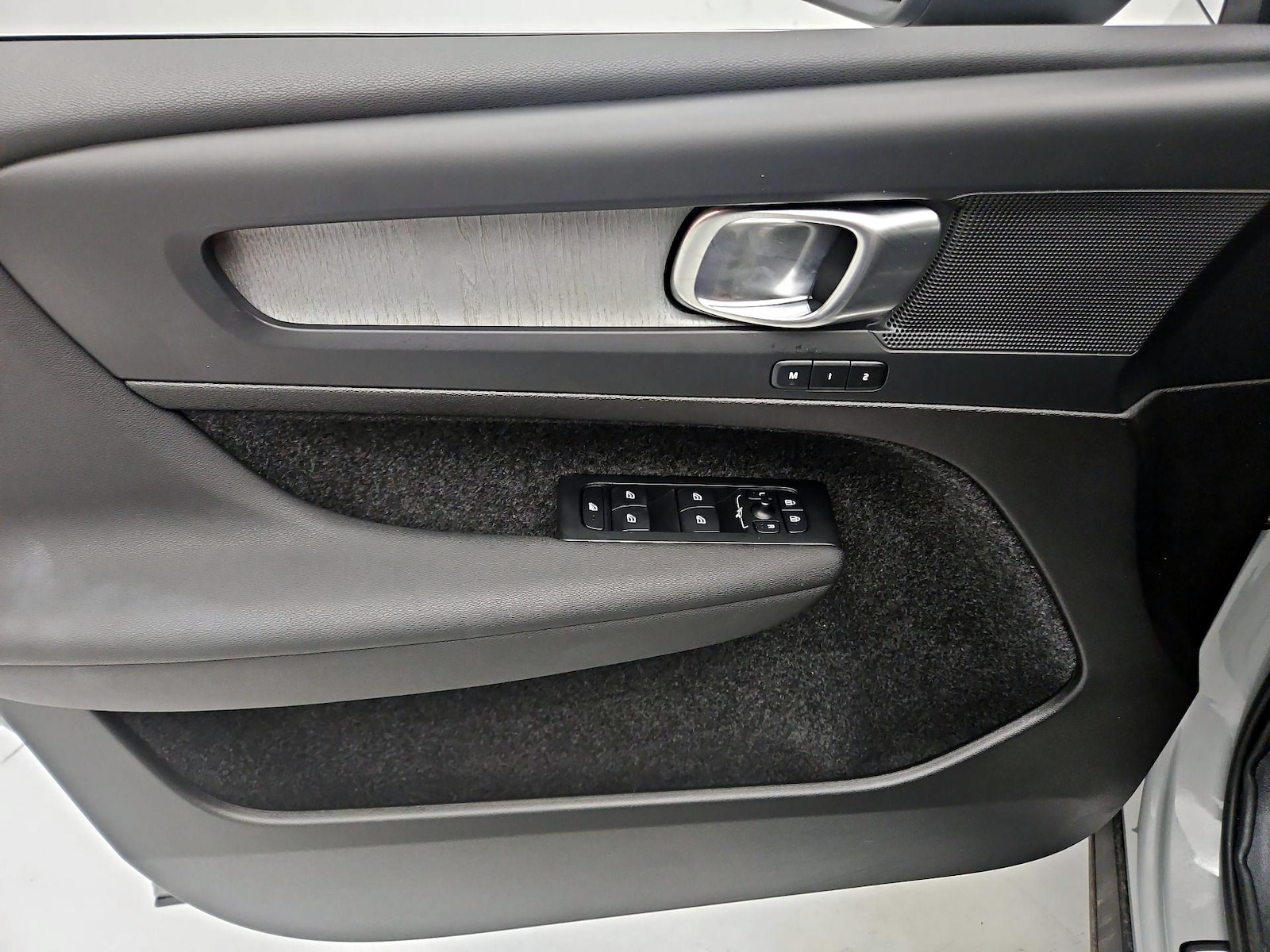 2025 Volvo XC40 Plus - Photo 13