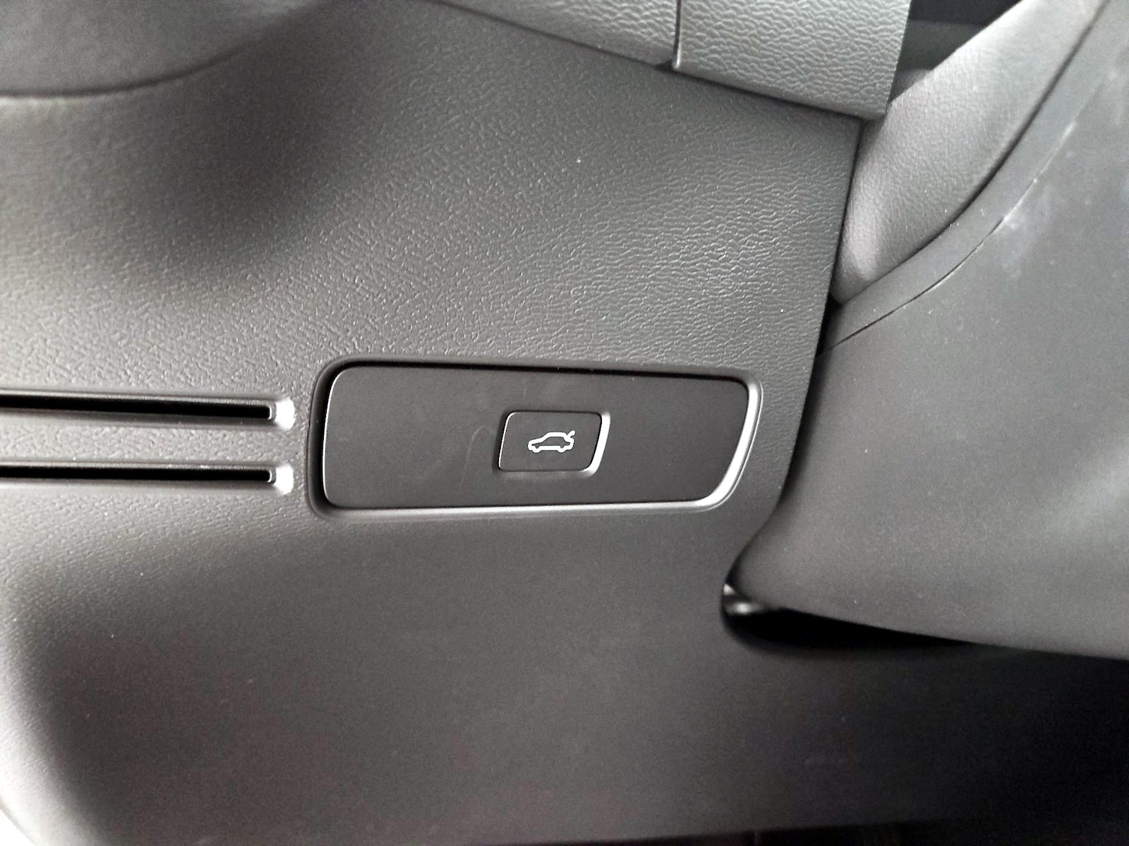 2025 Volvo XC40 Plus - Photo 14