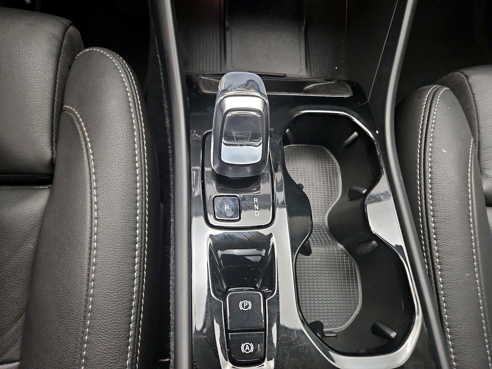 2025 Volvo XC40 Plus - Photo 18