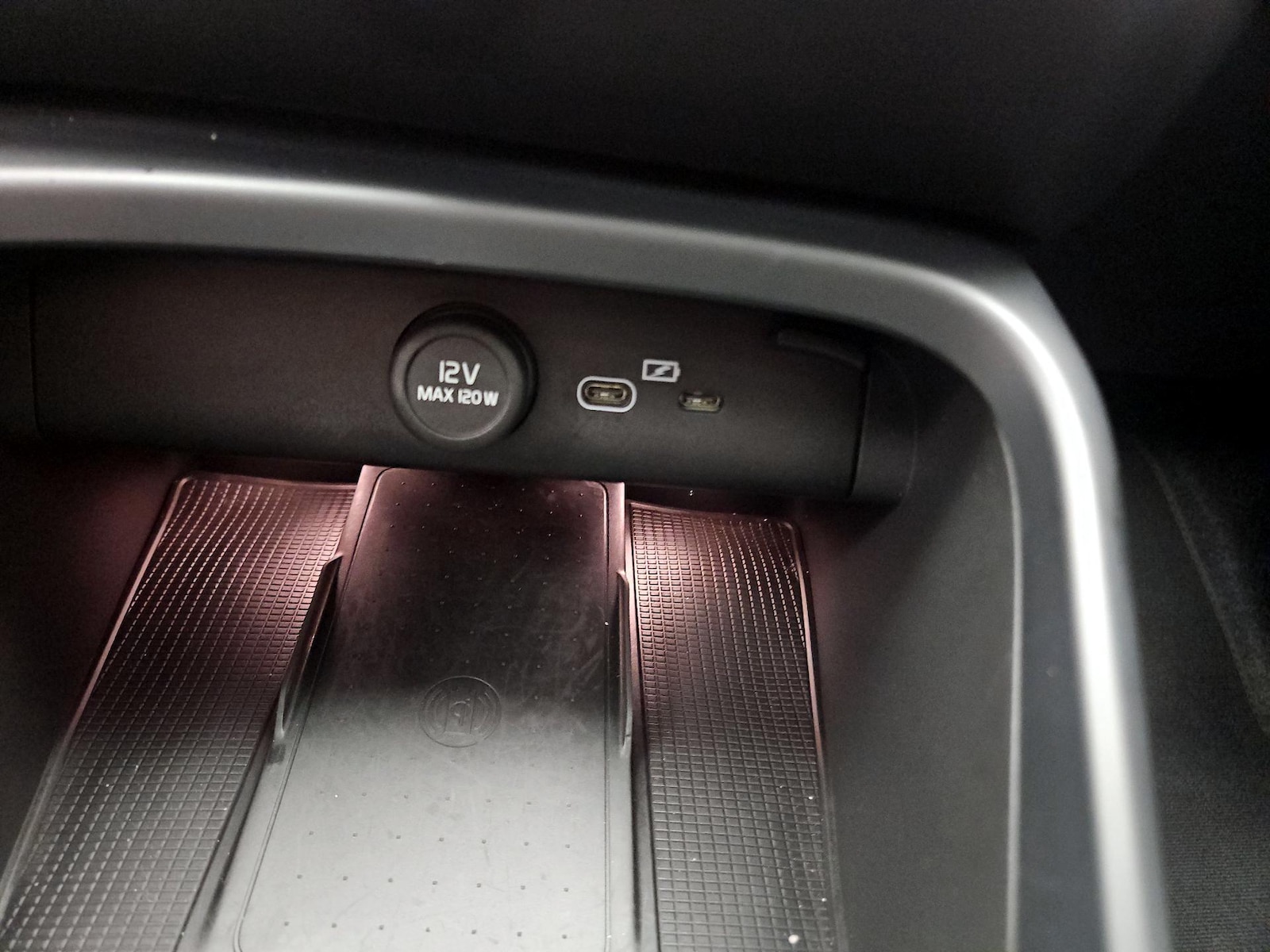 2025 Volvo XC40 Plus - Photo 19