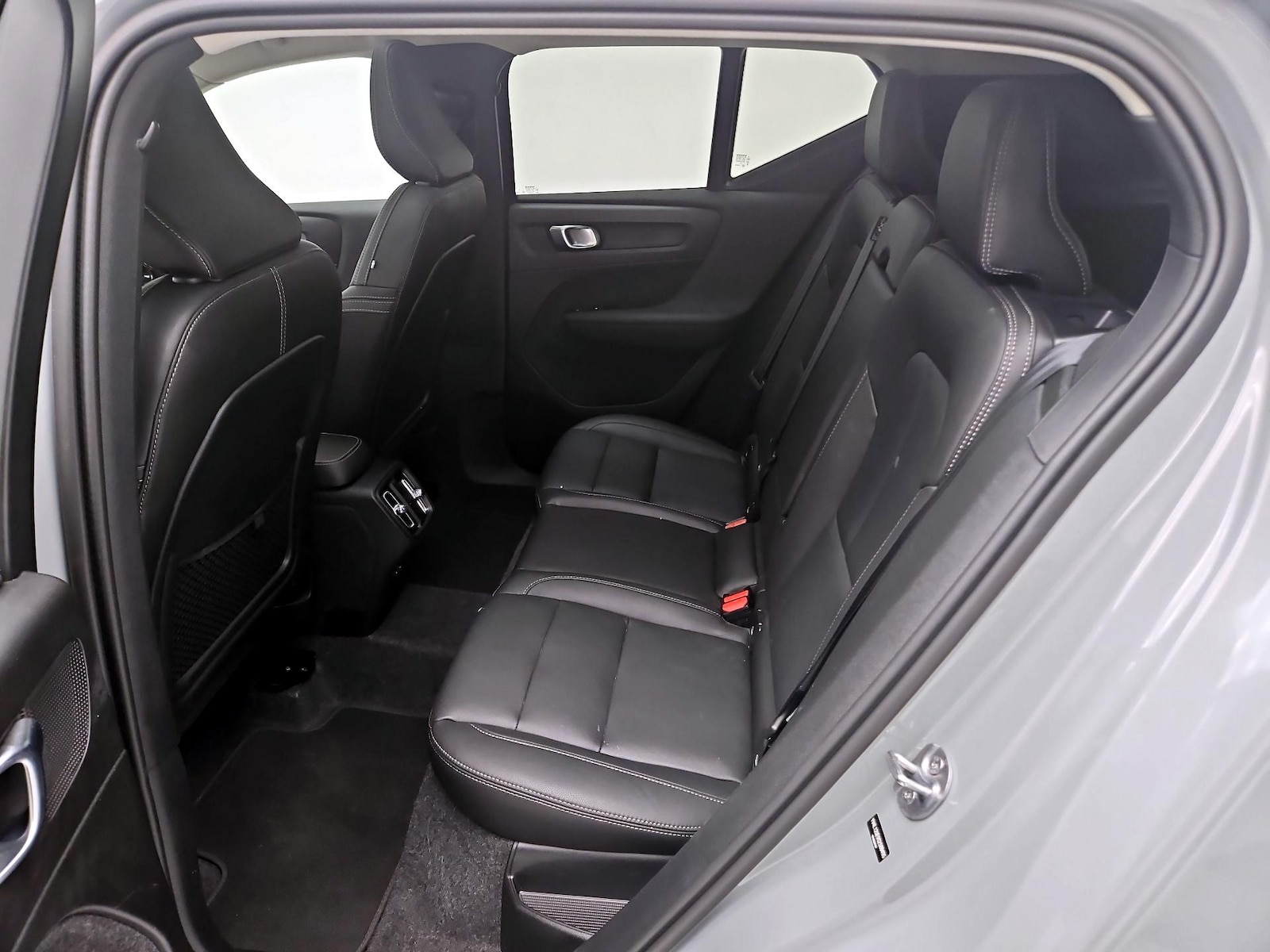 2025 Volvo XC40 Plus - Photo 21