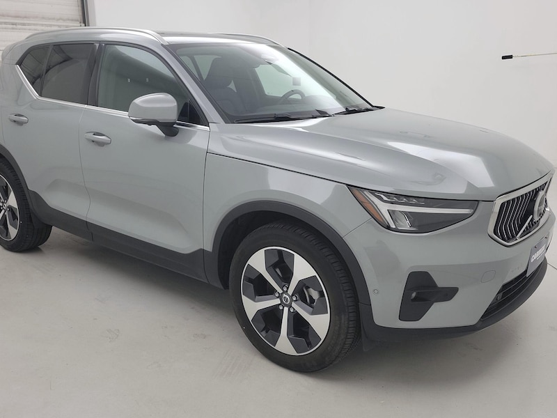 2025 Volvo XC40 B5 Plus Bright Theme