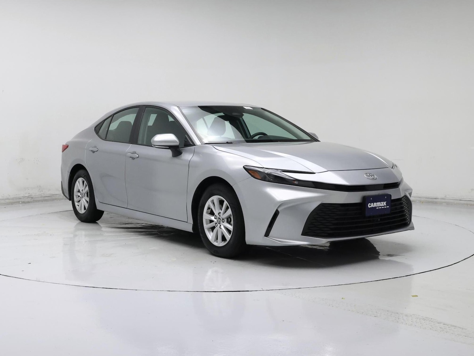 2025 Toyota Camry LE - Photo 2