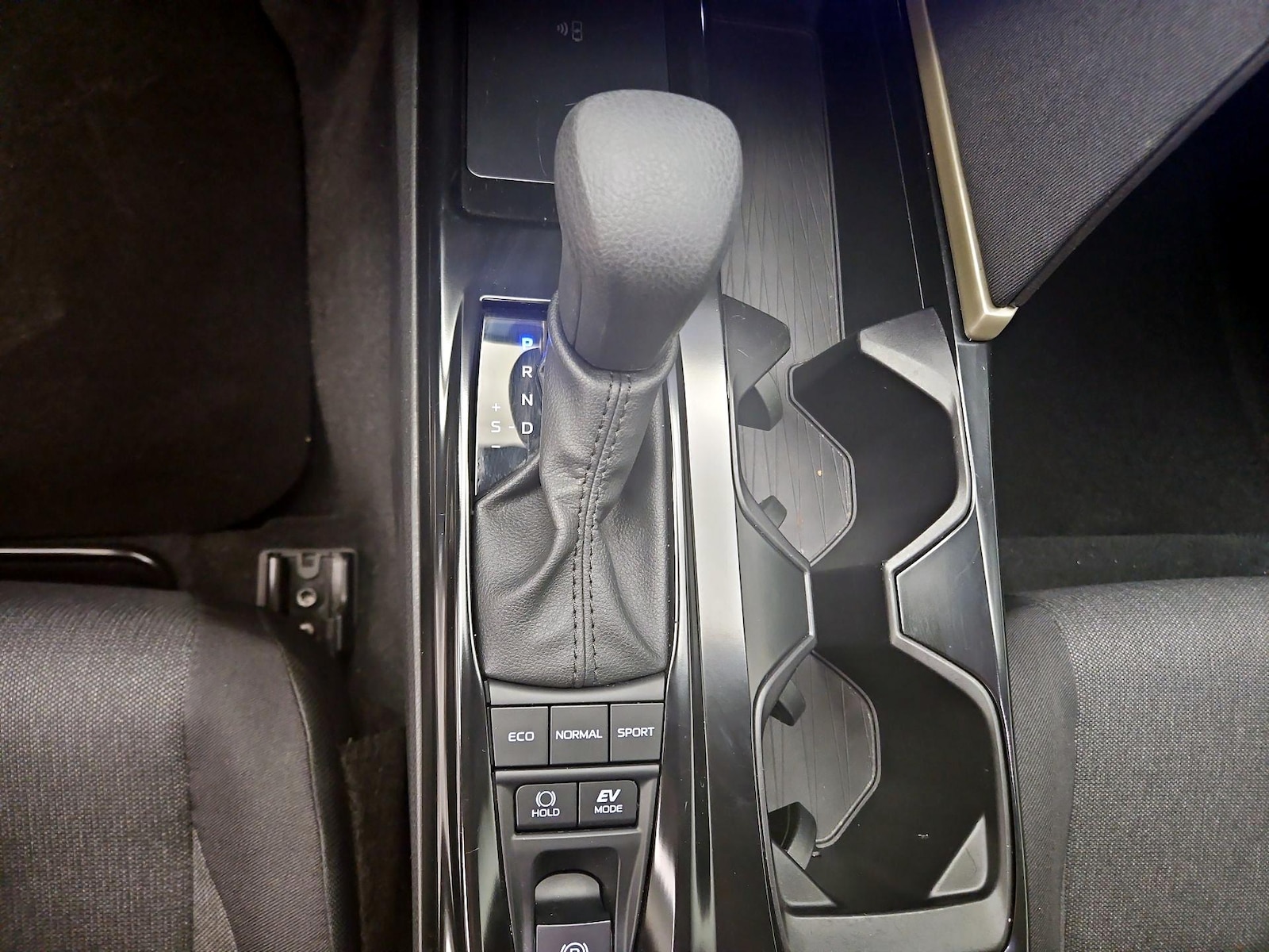 2025 Toyota Camry LE - Photo 18