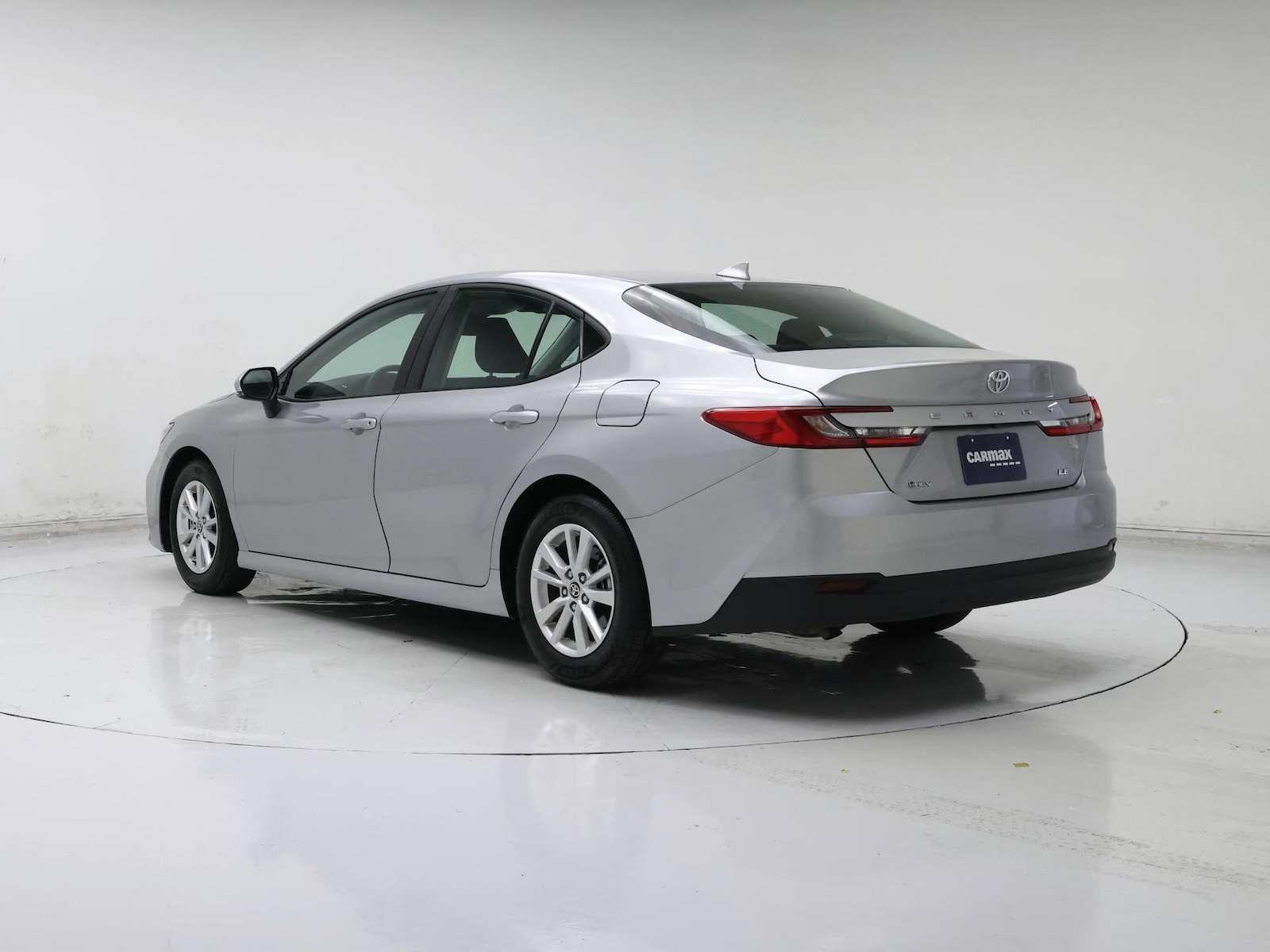 2025 Toyota Camry LE - Photo 3