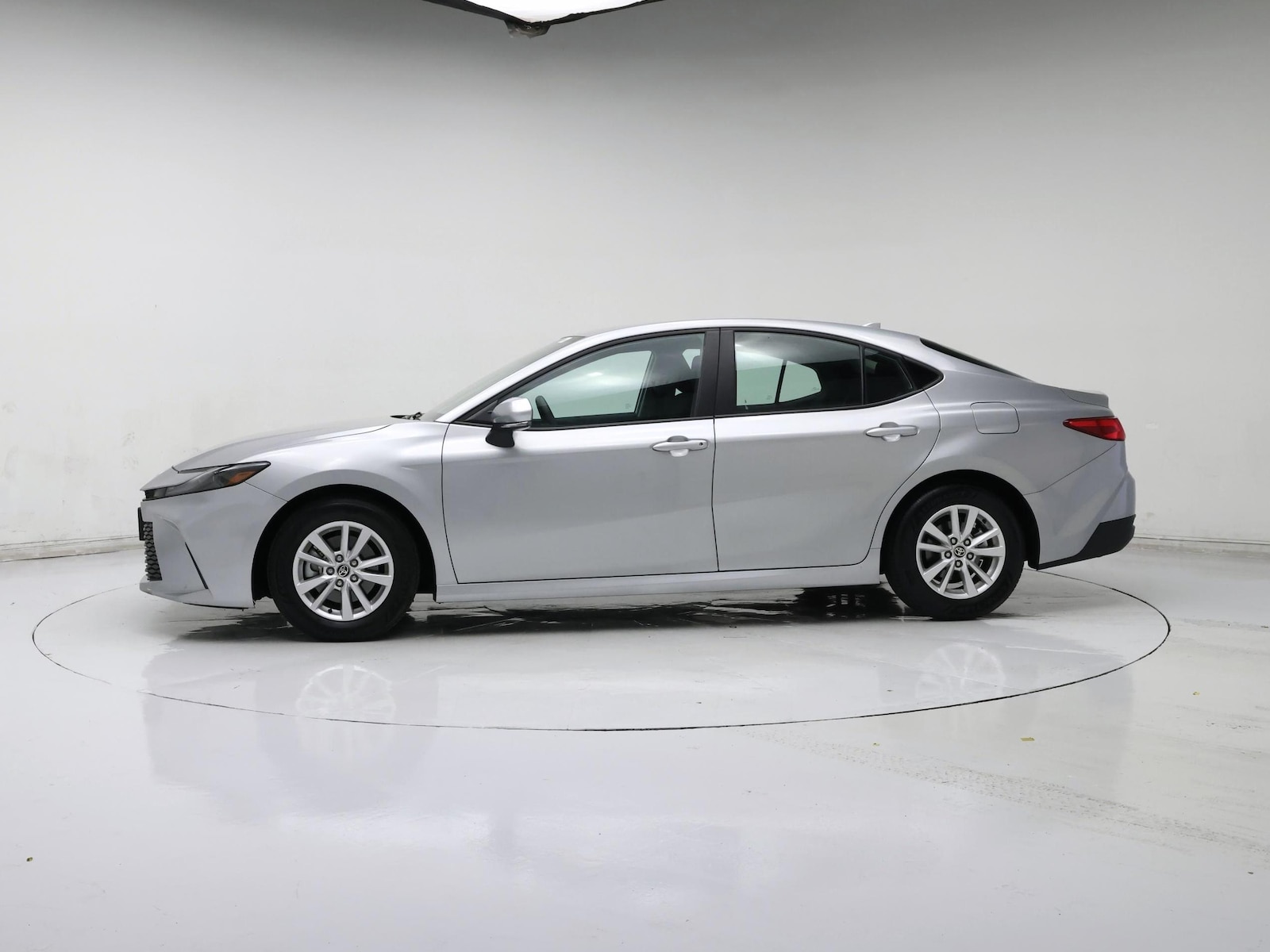 2025 Toyota Camry LE - Photo 4