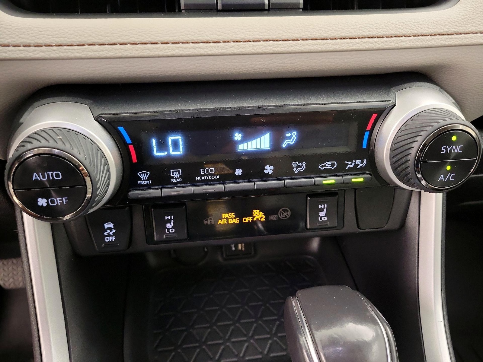 2024 Toyota RAV4 XLE Premium - Photo 17