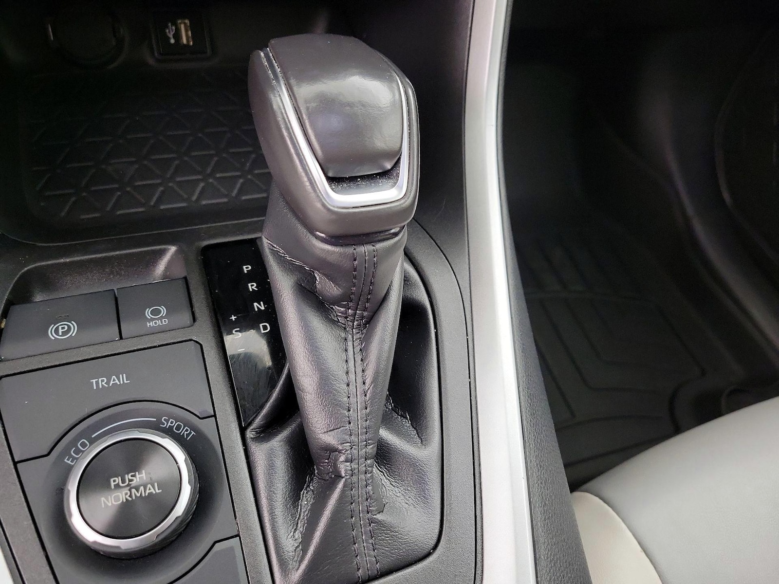 2024 Toyota RAV4 XLE Premium - Photo 18