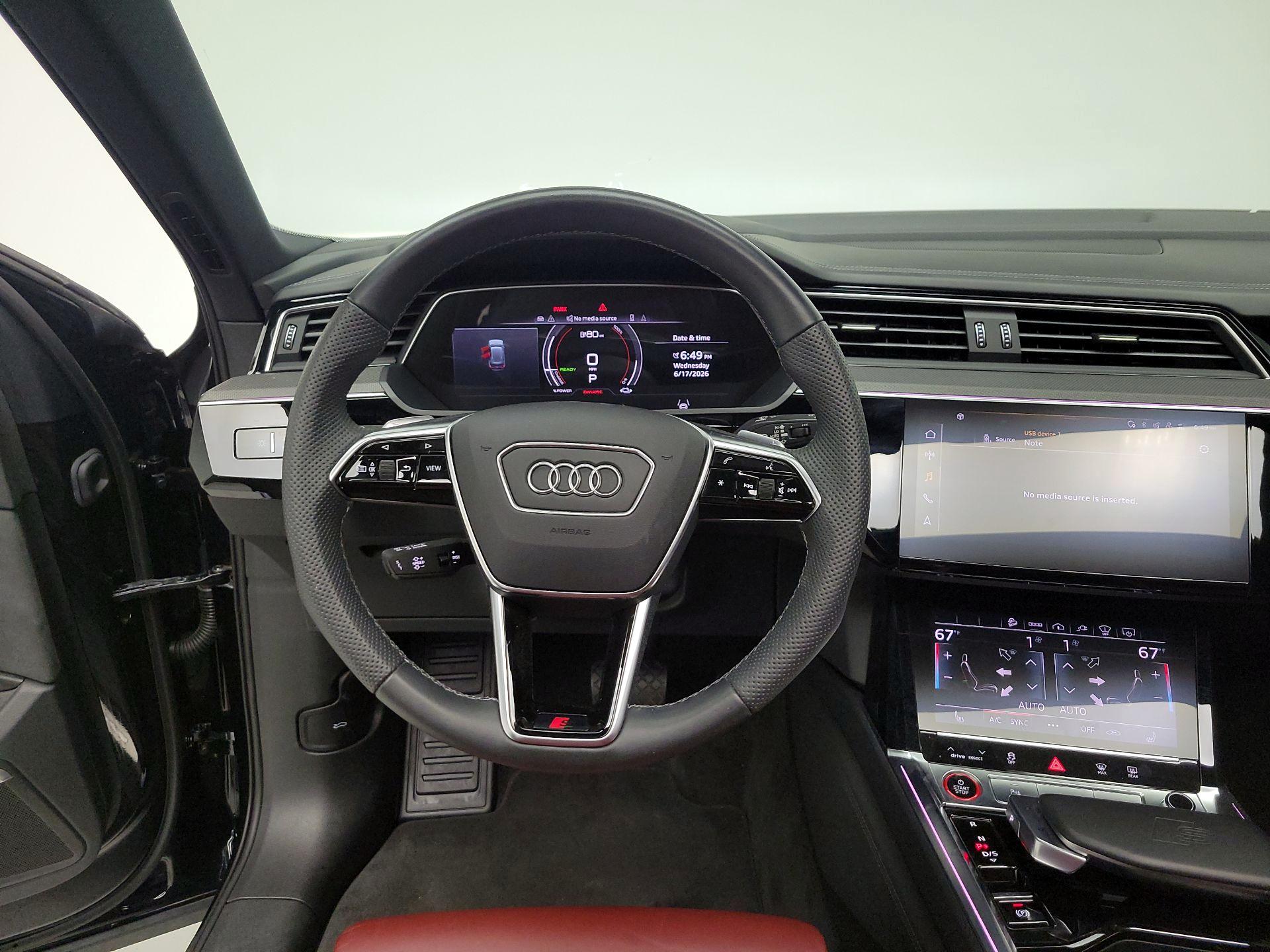 Thumbnail: 2023 Audi e-tron S - 10
