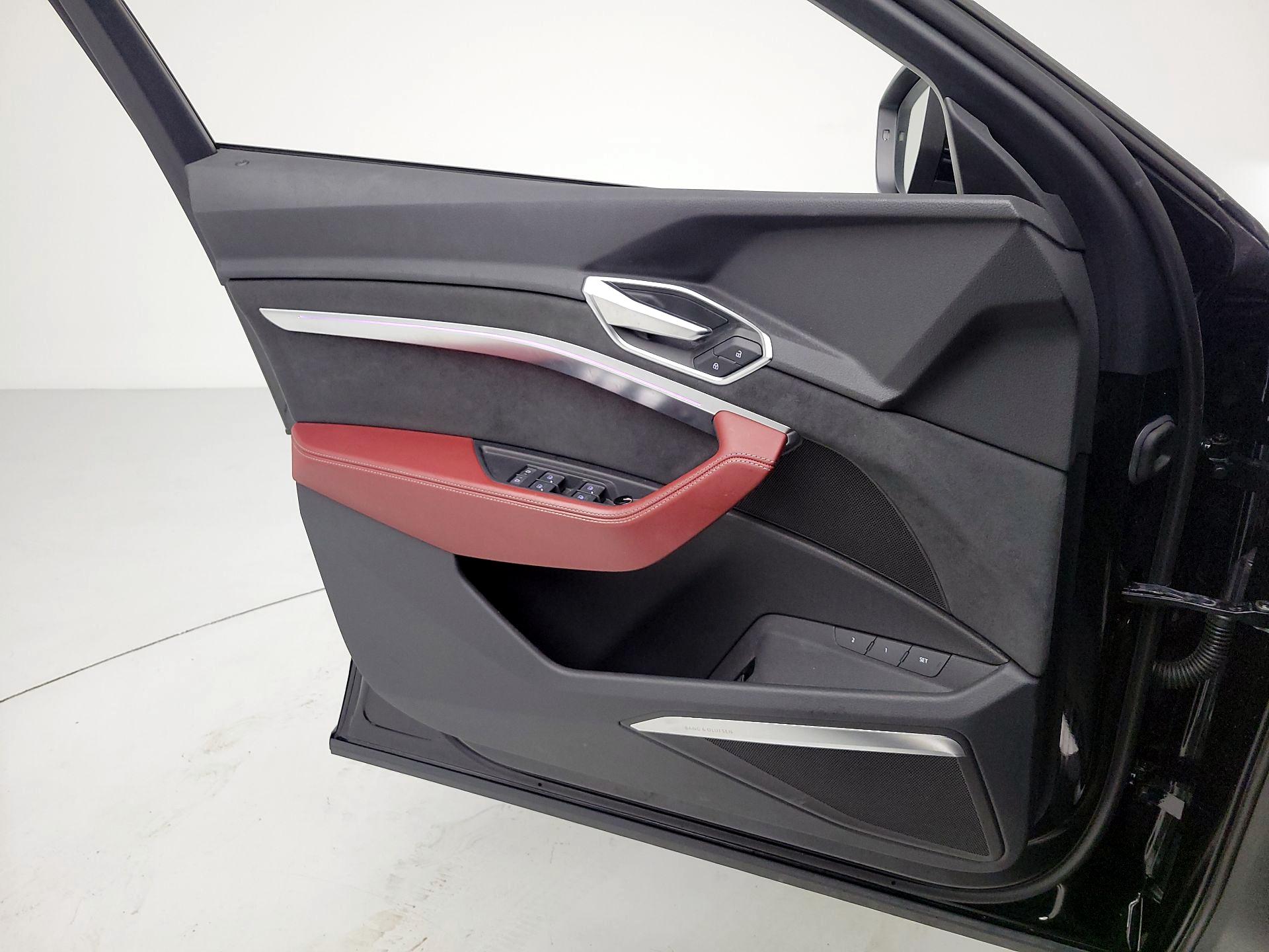 Thumbnail: 2023 Audi e-tron S - 12