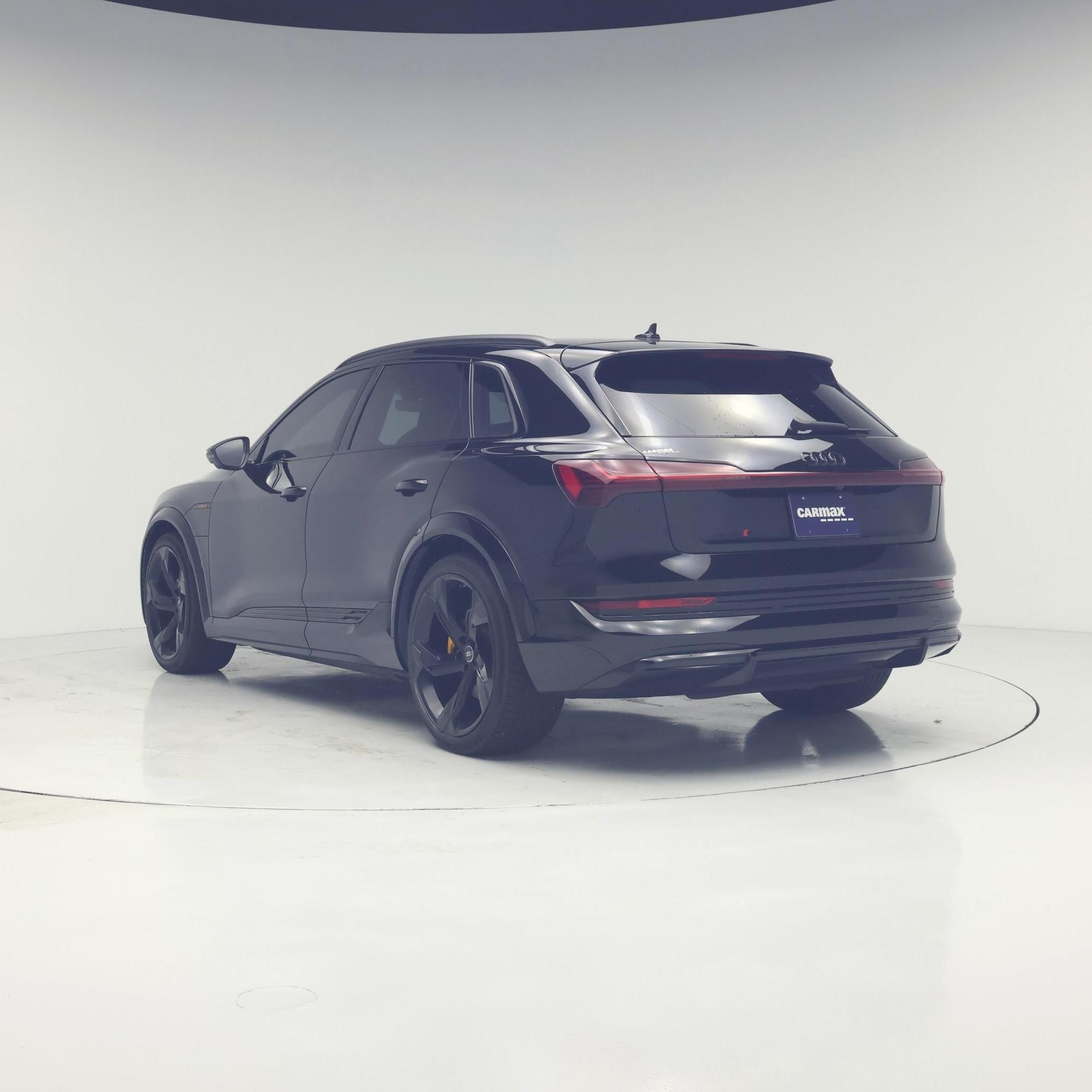 Thumbnail: 2023 Audi e-tron S - 2
