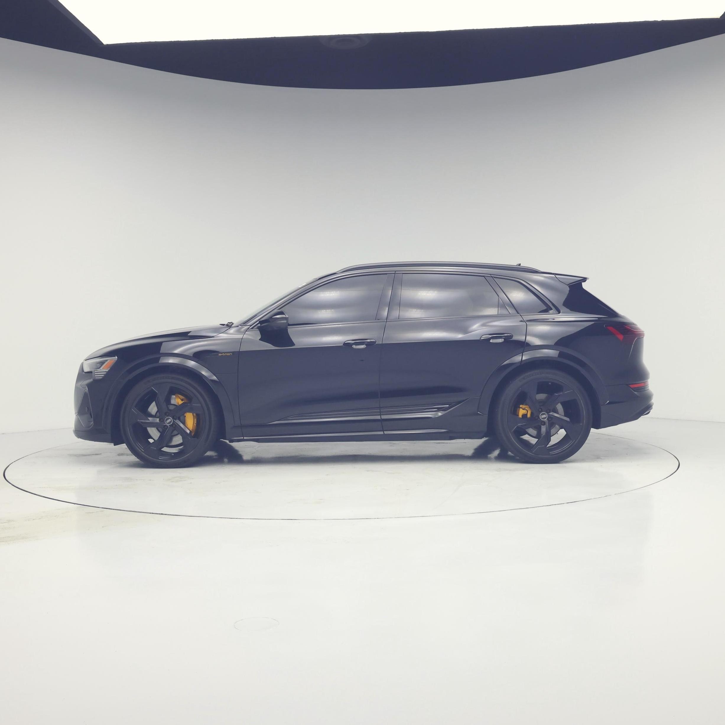 Thumbnail: 2023 Audi e-tron S - 3