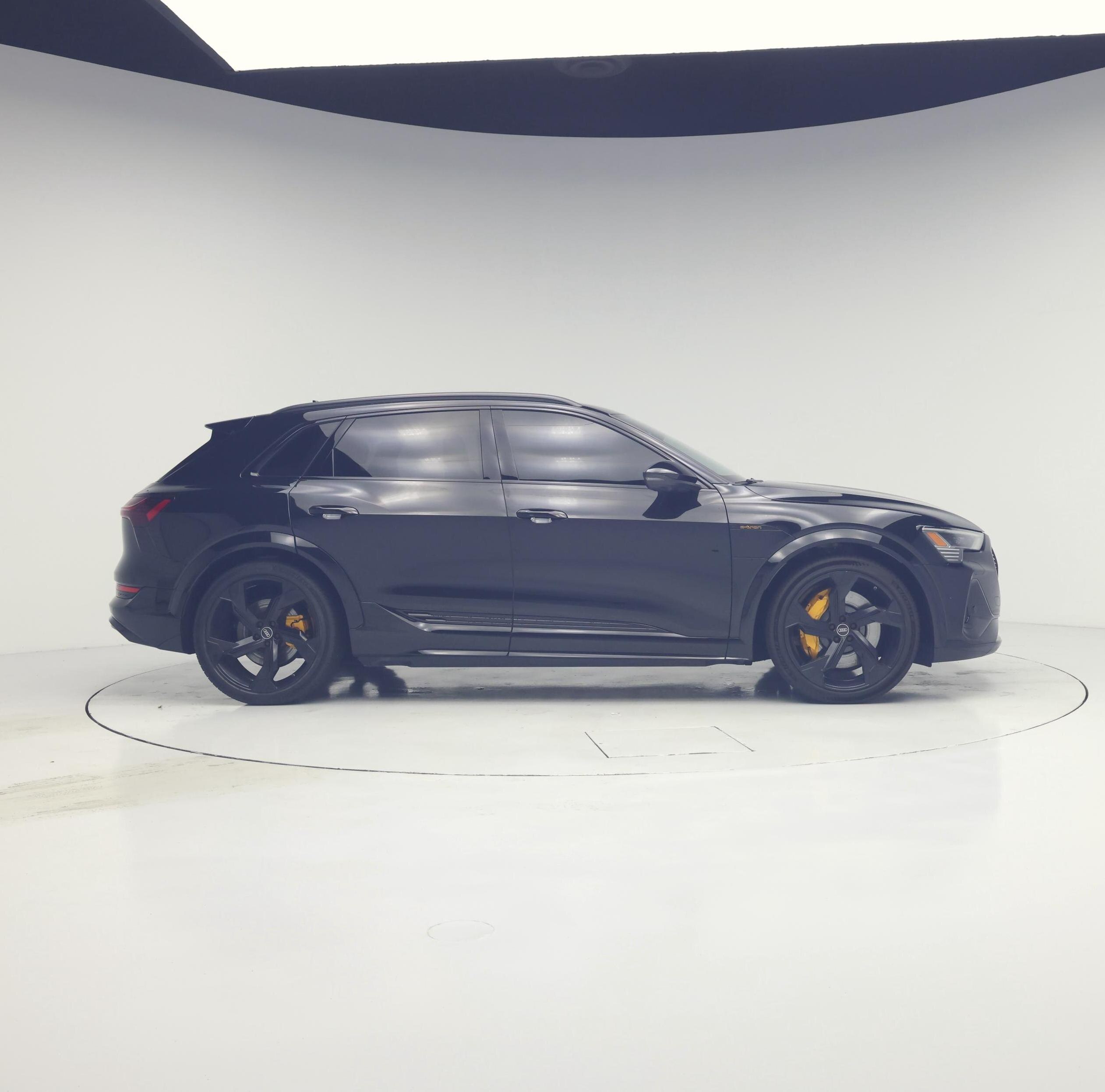 Thumbnail: 2023 Audi e-tron S - 7