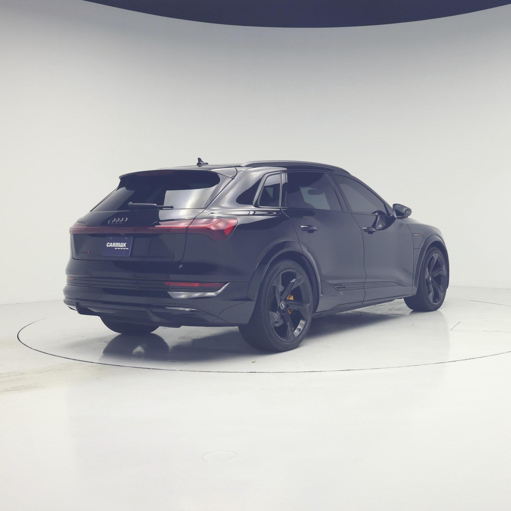 Thumbnail: 2023 Audi e-tron S - 8