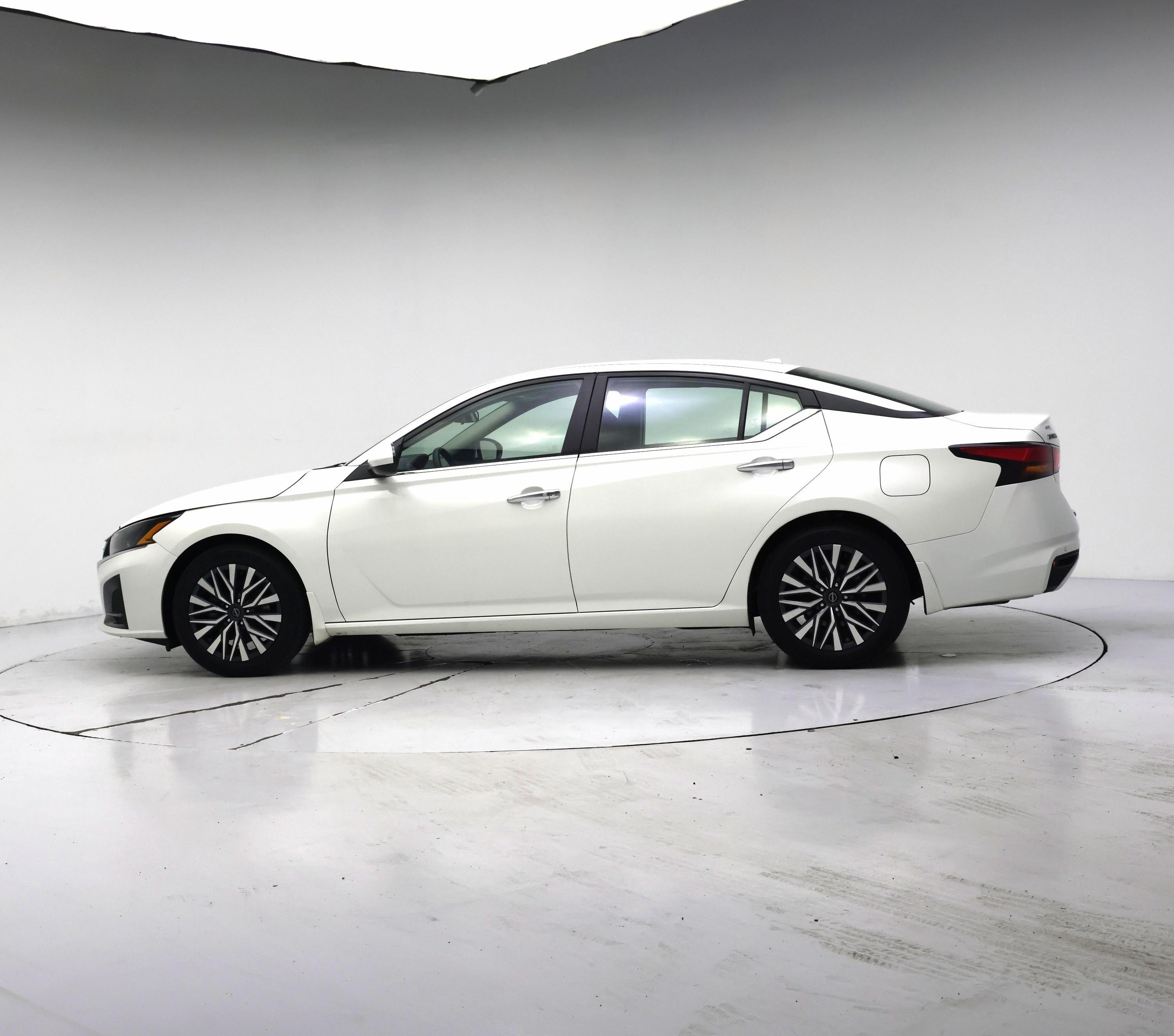 Thumbnail: 2023 Nissan Altima - 3