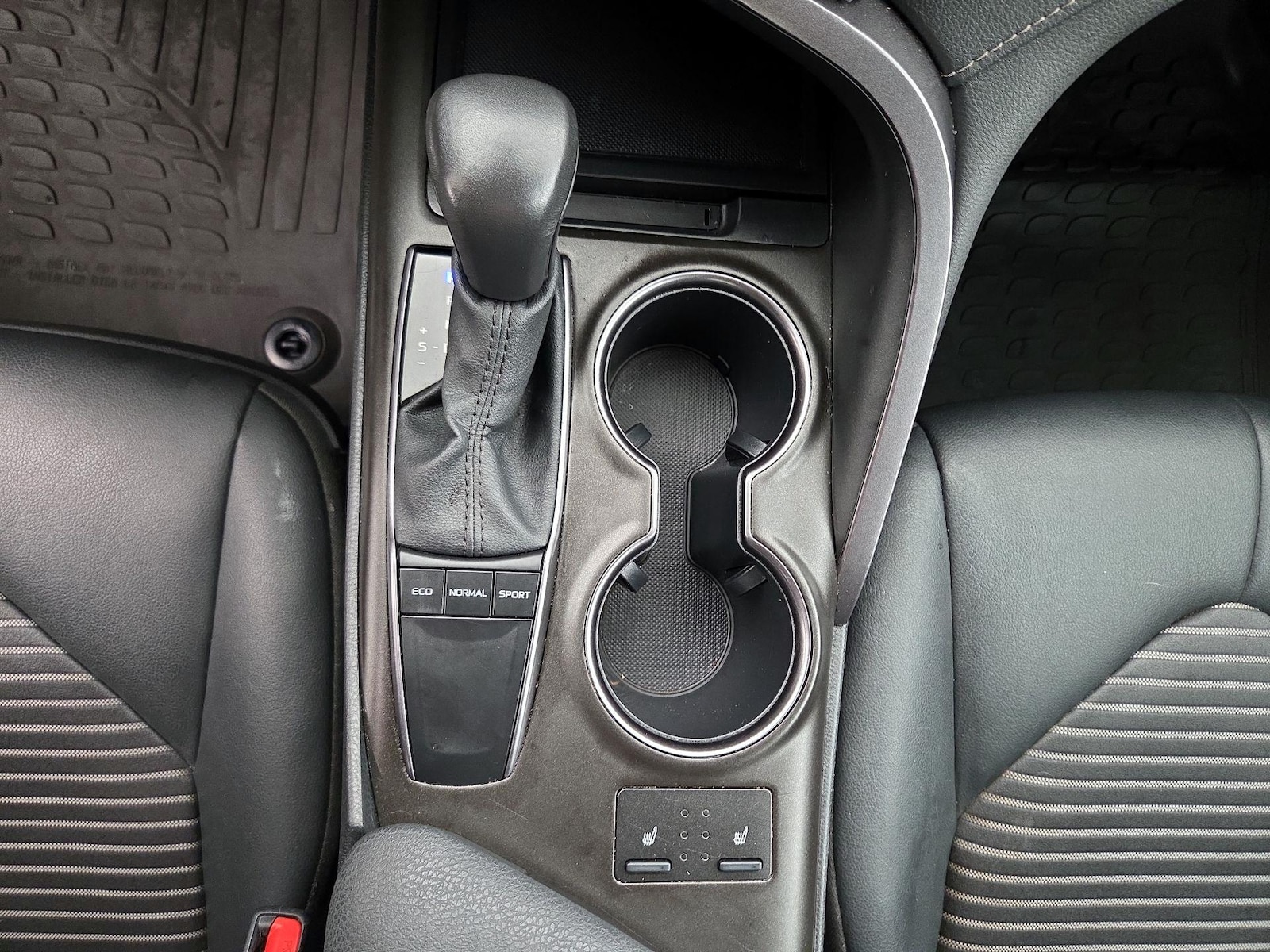 2024 Toyota Camry SE - Photo 18