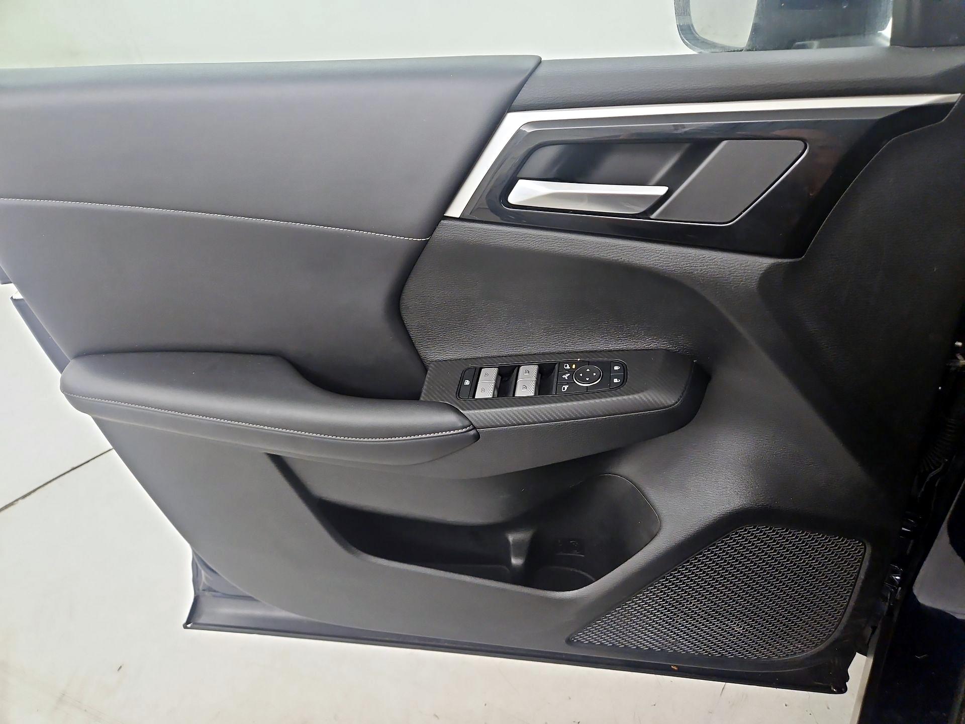 Thumbnail: 2023 Mitsubishi Outlander - 12