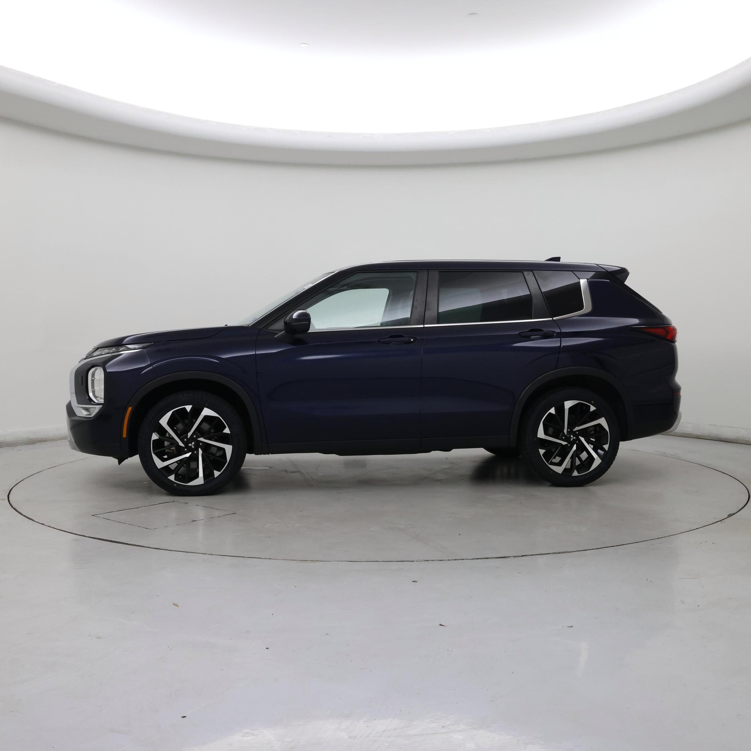 Thumbnail: 2023 Mitsubishi Outlander - 3